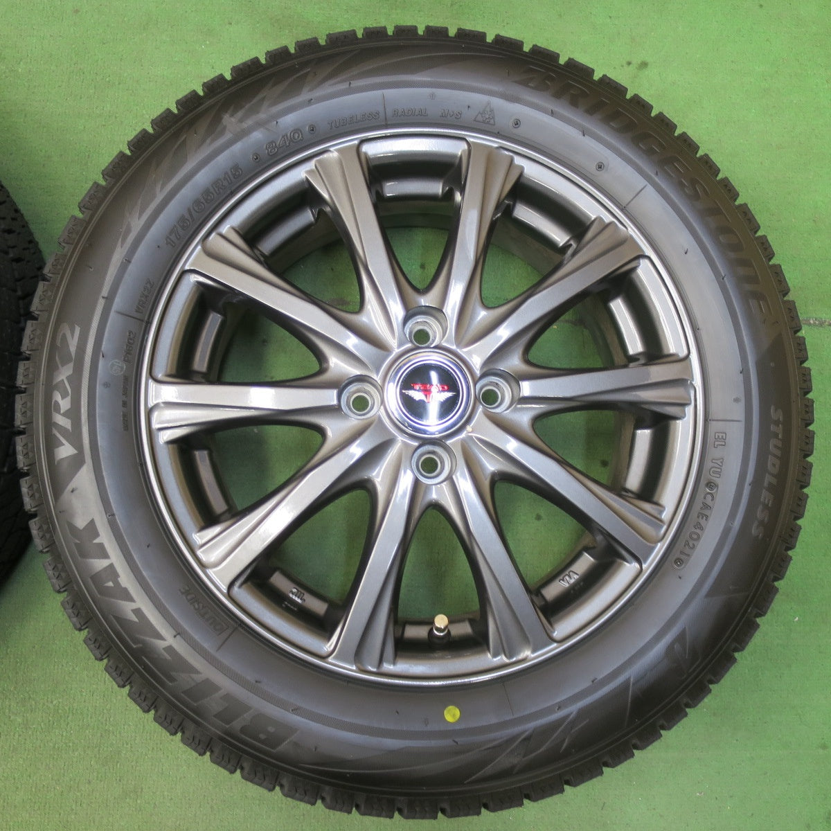 バリ溝！21年！キレイ！ほぼ10分★スタッドレス 175/65R15 ブリヂストン ブリザック VRX2 TEAD テッド 15インチ PCD100/4H★5101609イス