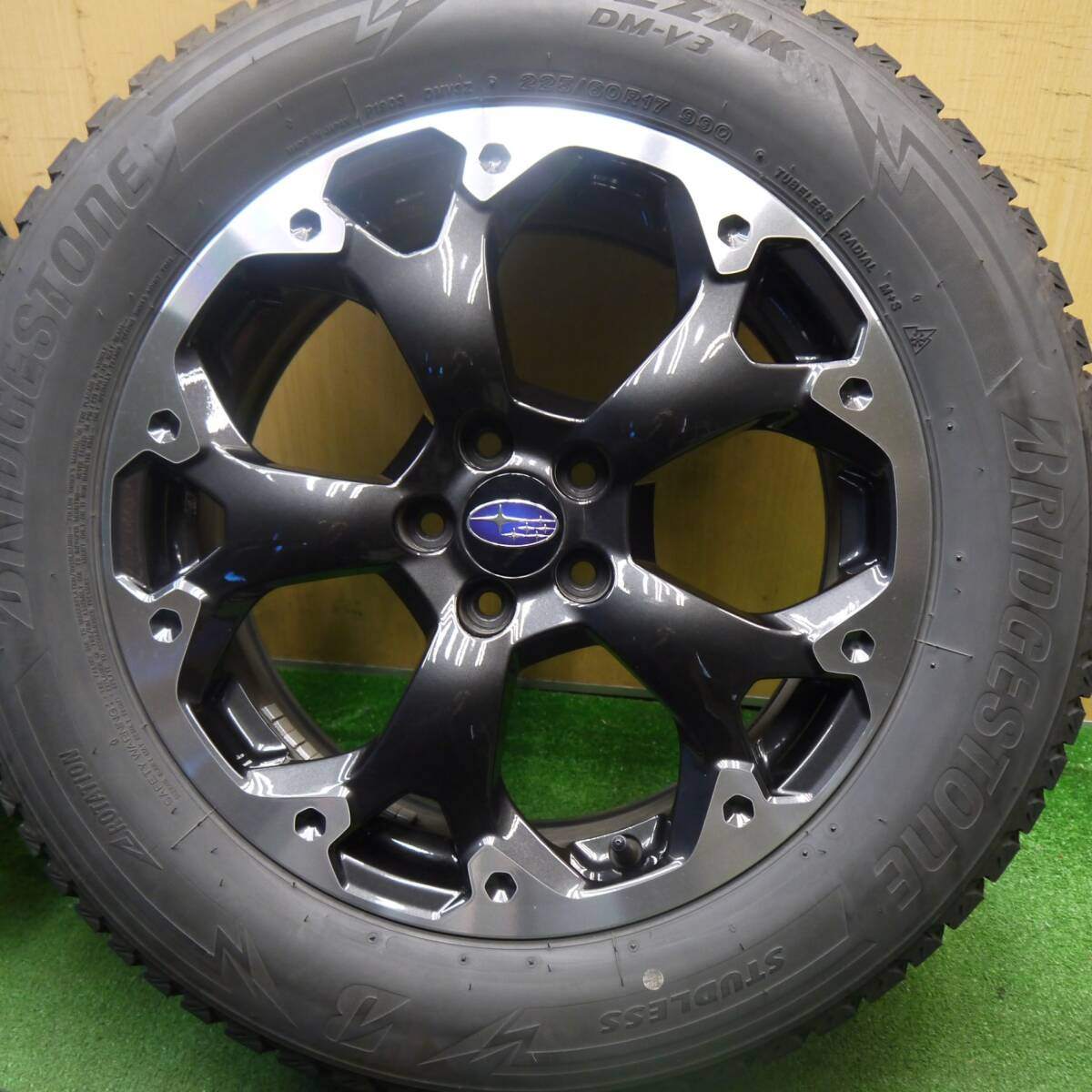 バリ溝！キレイ！9分★スバル XV 純正 225/60R17 スタッドレス ブリヂストン ブリザック DM-V3 17インチ PCD100/5H★5032411Hス
