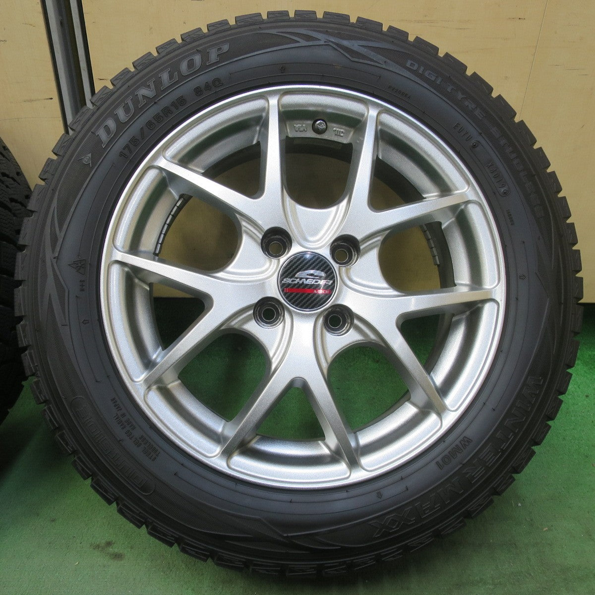 バリ溝！キレイ！9.5分◎スタッドレス 175/65R15 ダンロップ ウインターマックス WM01 SCHNEIDER シュナイダー 15インチ PCD100/4H◎6081203イス