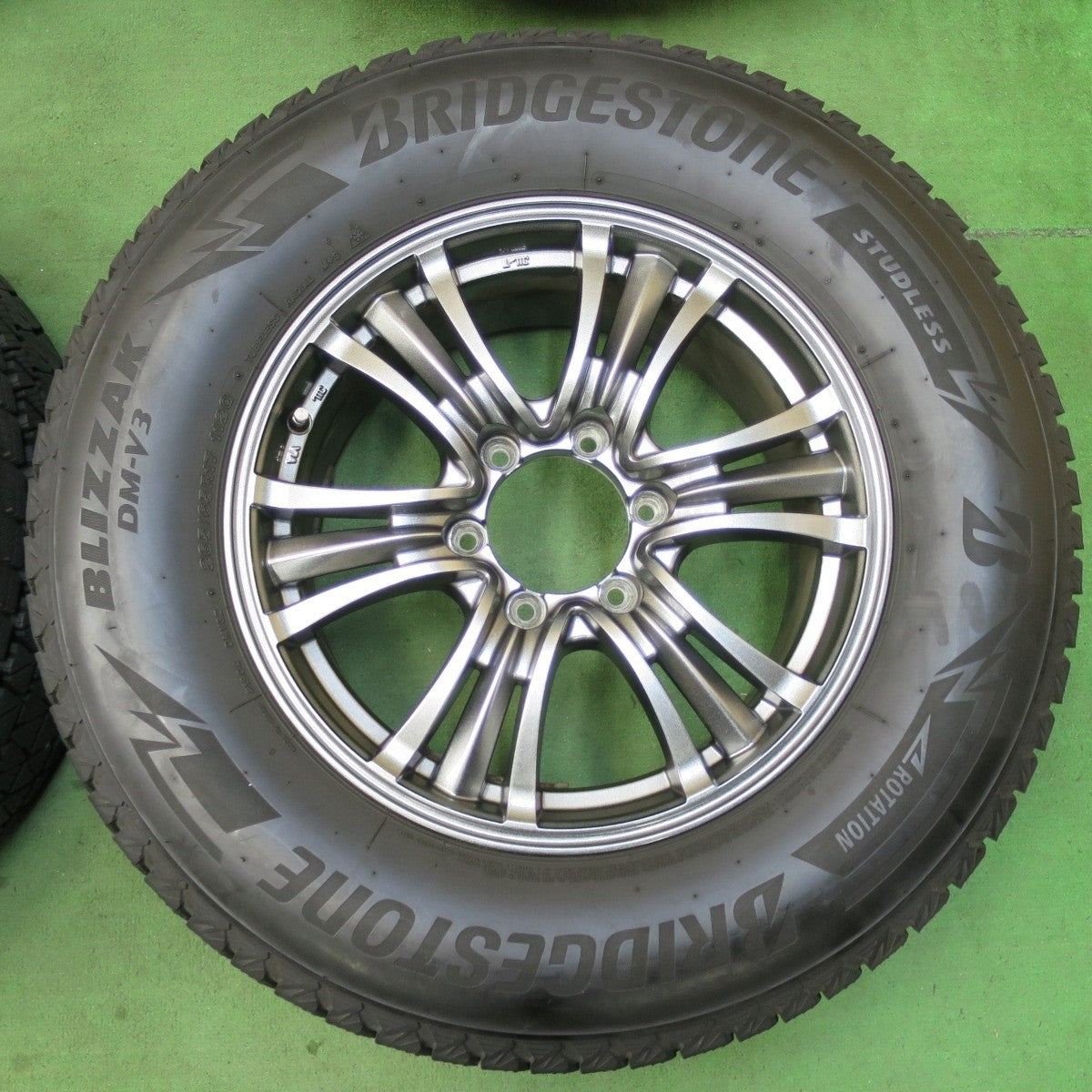 バリ溝！22年！キレイ！9.5分★プラド 等 265/65R17 スタッドレス ブリヂストン ブリザック DM-V3 BAZALT バザルト 17インチ PCD139.7/6H★5012802イス