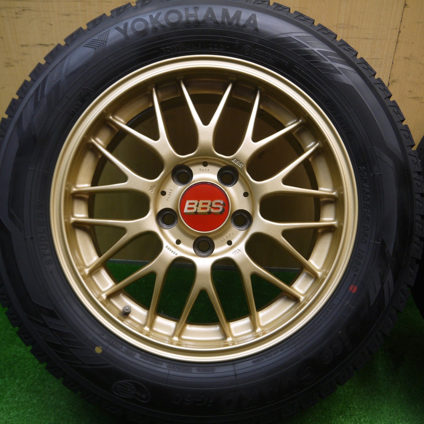 [送料無料] バリ溝！23年！キレイ！9.5分以上★BBS RG368 215/60R16 スタッドレス ヨコハマ アイスガード iG60 16インチ PCD114.3/5H★4121604Hス