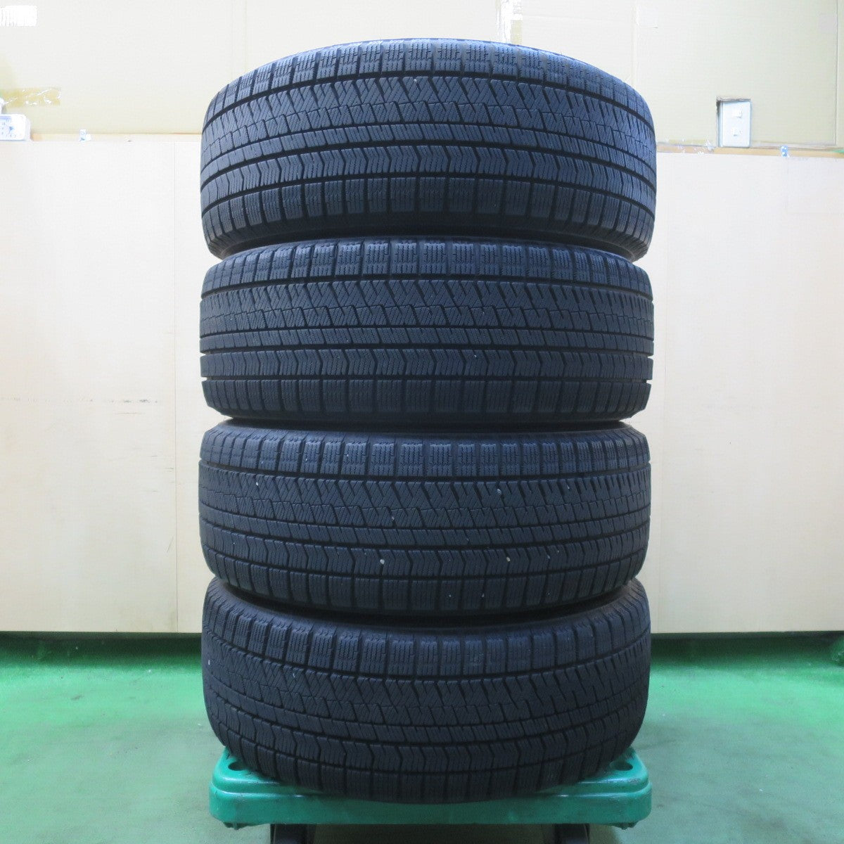 バリ溝！キレイ！9.5分★スタッドレス 225/50R18 ブリヂストン ブリザック VRX2 TOPRUN トップラン 18インチ PCD114.3/5H★6010602イス