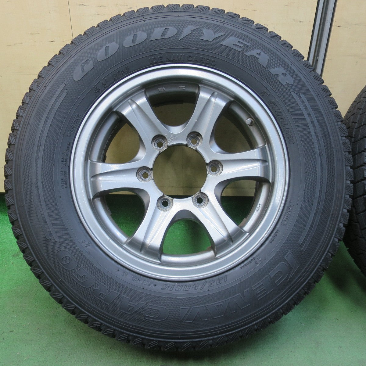 バリ溝！9分★KEELER FIELD 195/80R15 107/105L スタッドレス グッドイヤー アイスナビ CARGO キーラー フィールド 15インチ PCD139.7/6H★6042710イス