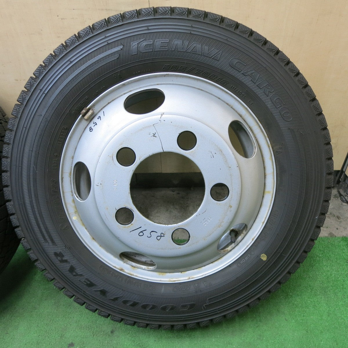 バリ溝！9.5分以上！6本★トラック タイヤ 205/70R16 111/109L スタッドレス グッドイヤー アイスナビ CARGO TOPY スチール ホイール カーゴ 16インチ PCD203.2/5H★6012301ナス