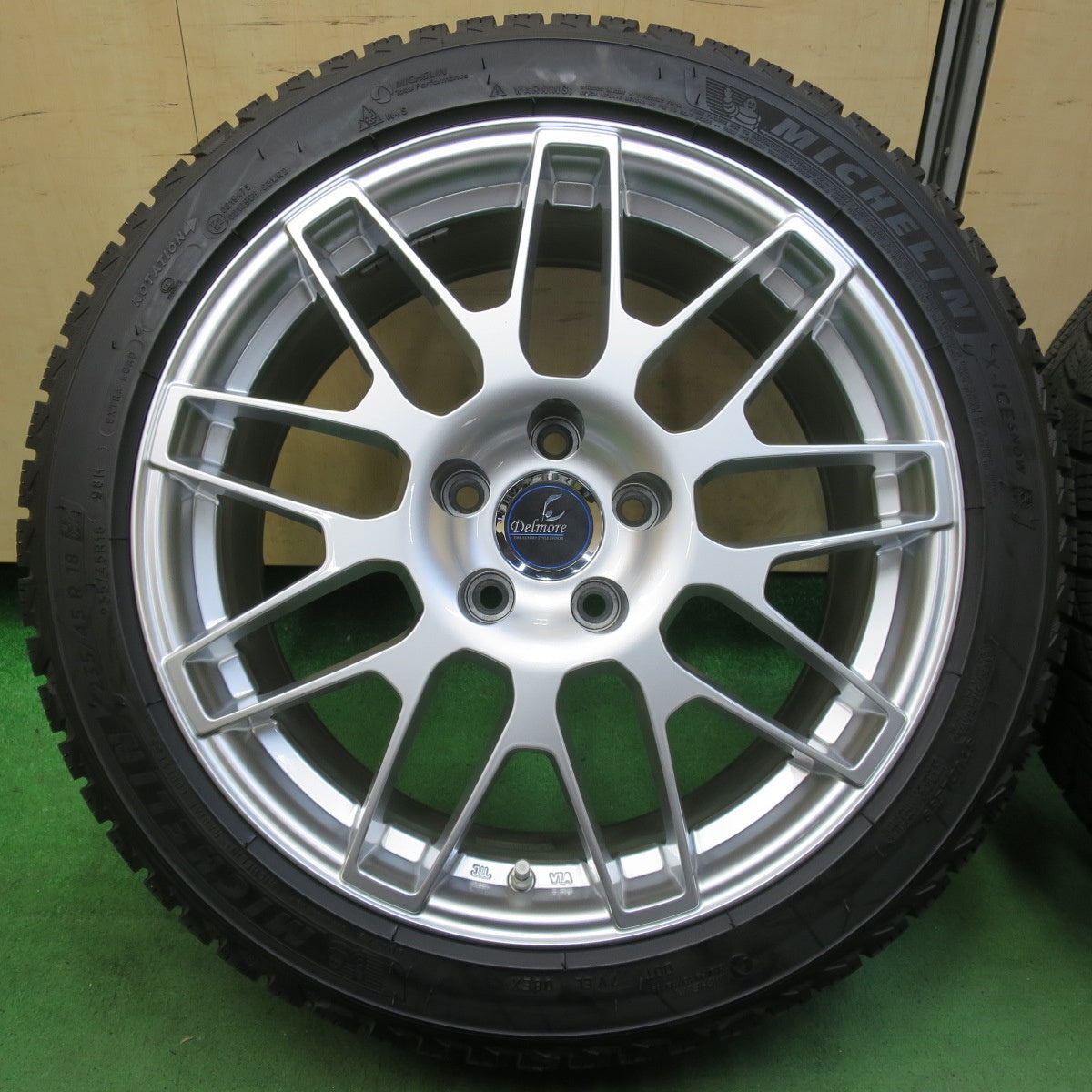 [送料無料] センサー付！バリ溝！22年！キレイ！9.5分★レクサス 等 Delmore LC.S 235/45R18 スタッドレス ミシュラン X-ICE SNOW 18インチ デルモア PCD114.3/5H★5032603イス