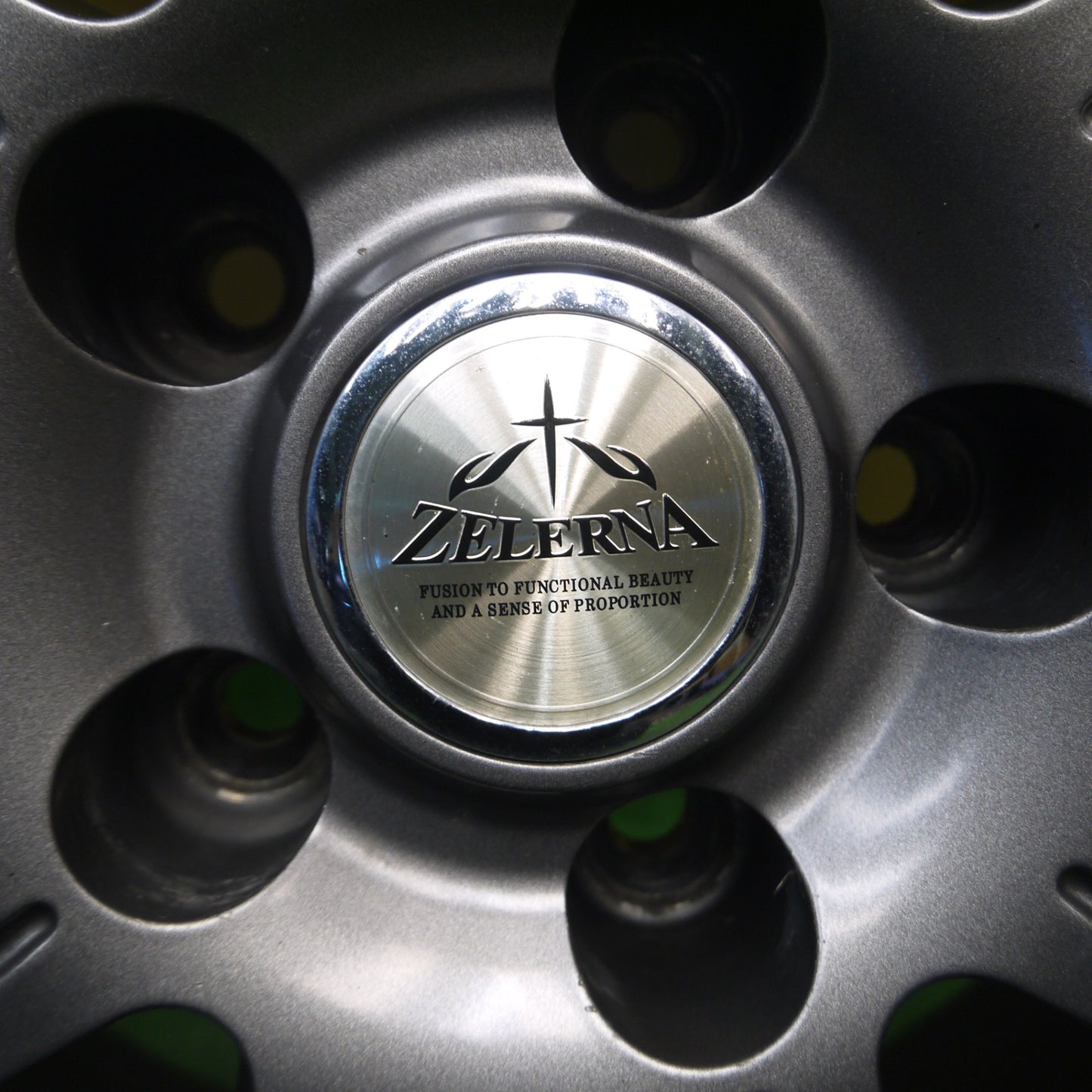 [送料無料] バリ溝！8.5分★215/65R16 ブリヂストン エコピア NH100RV ZELERNA ゼラーナ 16インチ PCD114.3/5H★5012405Hノ