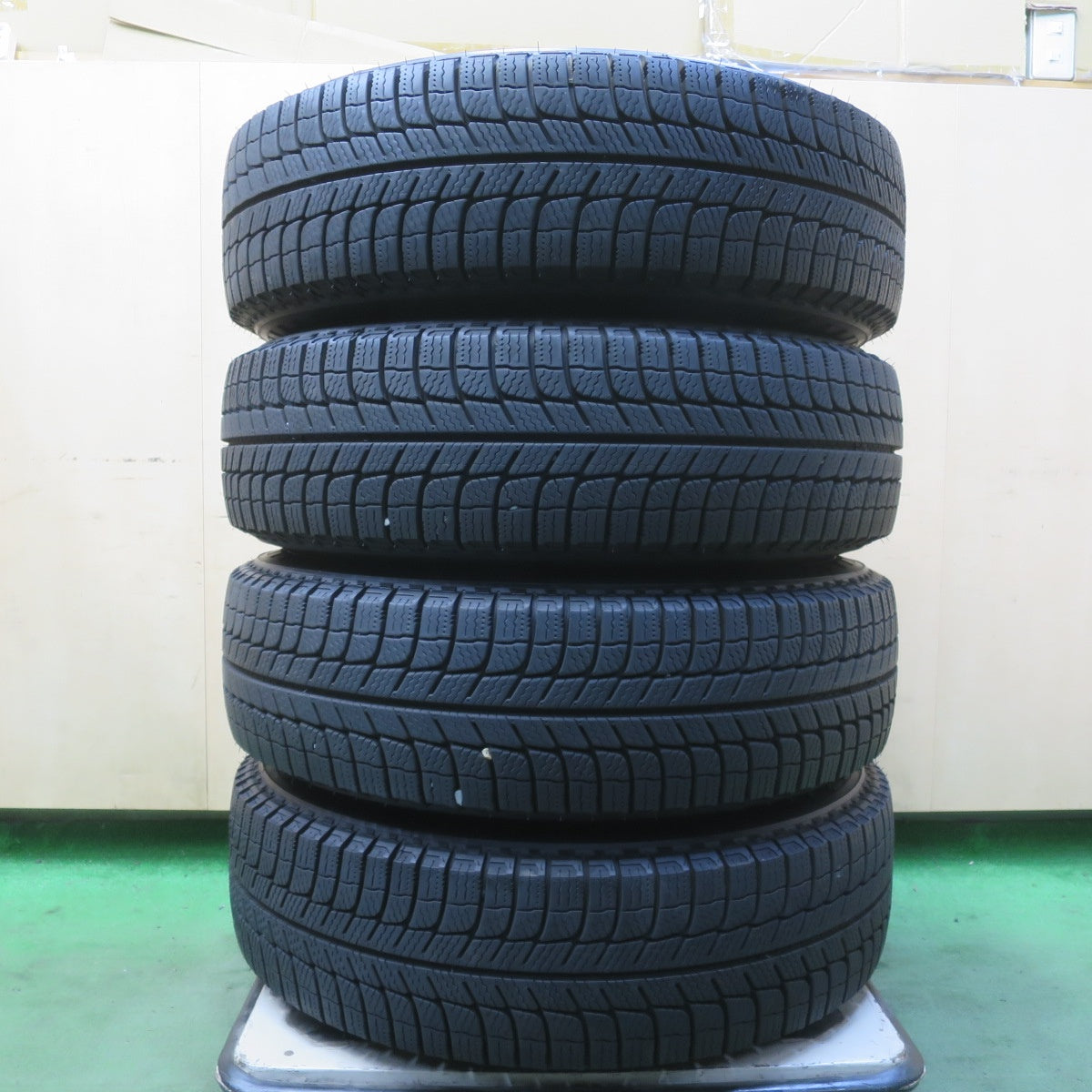 バリ溝！25年！キレイ！9.5分以上◎KEELER TACTICS 195/80R15 107/105R スタッドレス ミシュラン AGILIS X-ICE キーラー タクティクス 15インチ PCD139.7/6H◎6091903イス