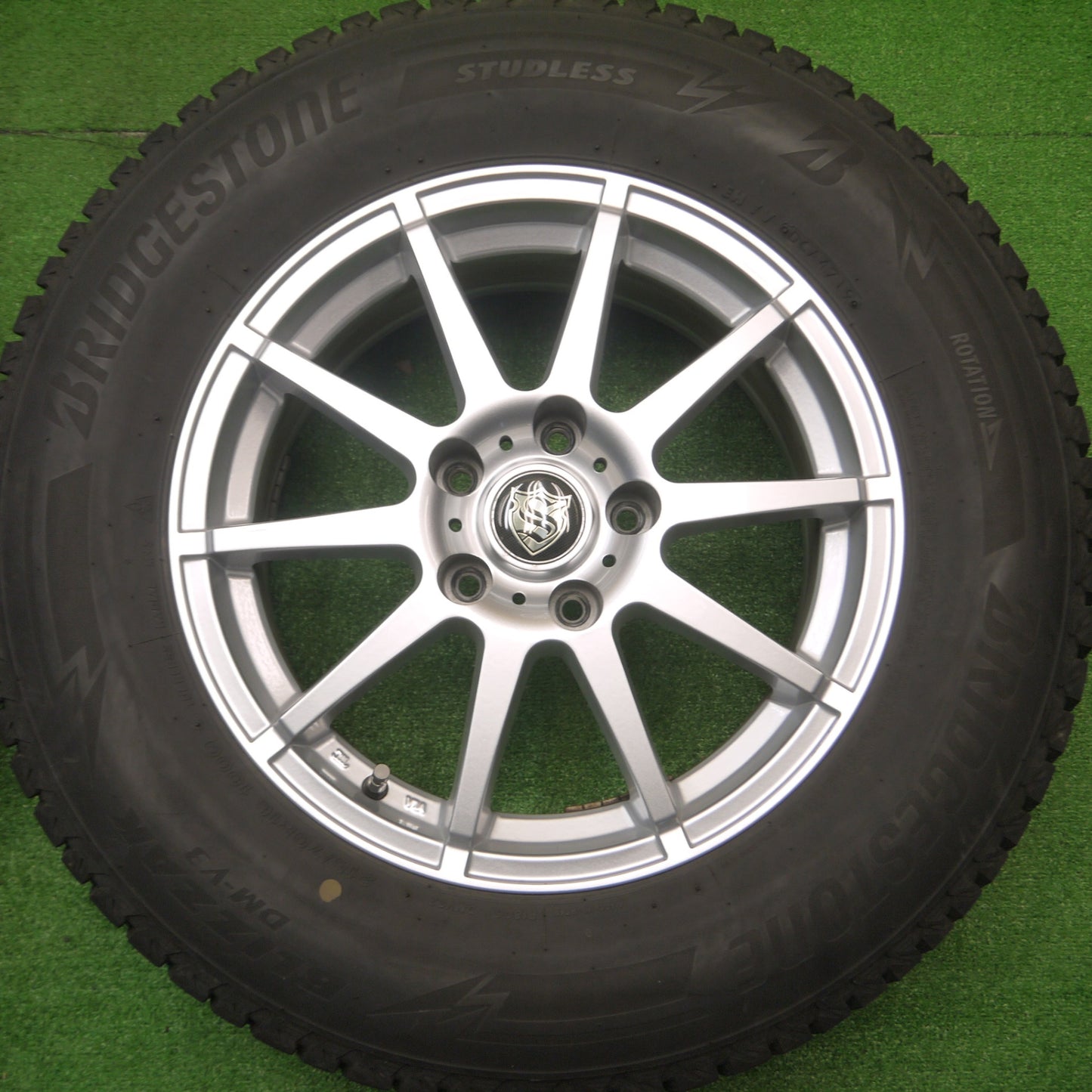 [送料無料] キレイ★スタッドレス 215/70R16 ブリヂストン ブリザック DM-V3 社外 アルミ 16インチ PCD114.3/5H★4091802Hス