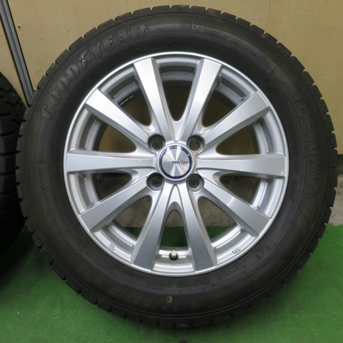 バリ溝！キレイ！8.5分◎スタッドレス 185/65R15 グッドイヤー アイスナビ7 ravrion RS01 ラブリオン 15インチ PCD100/4H◎6091802NGス