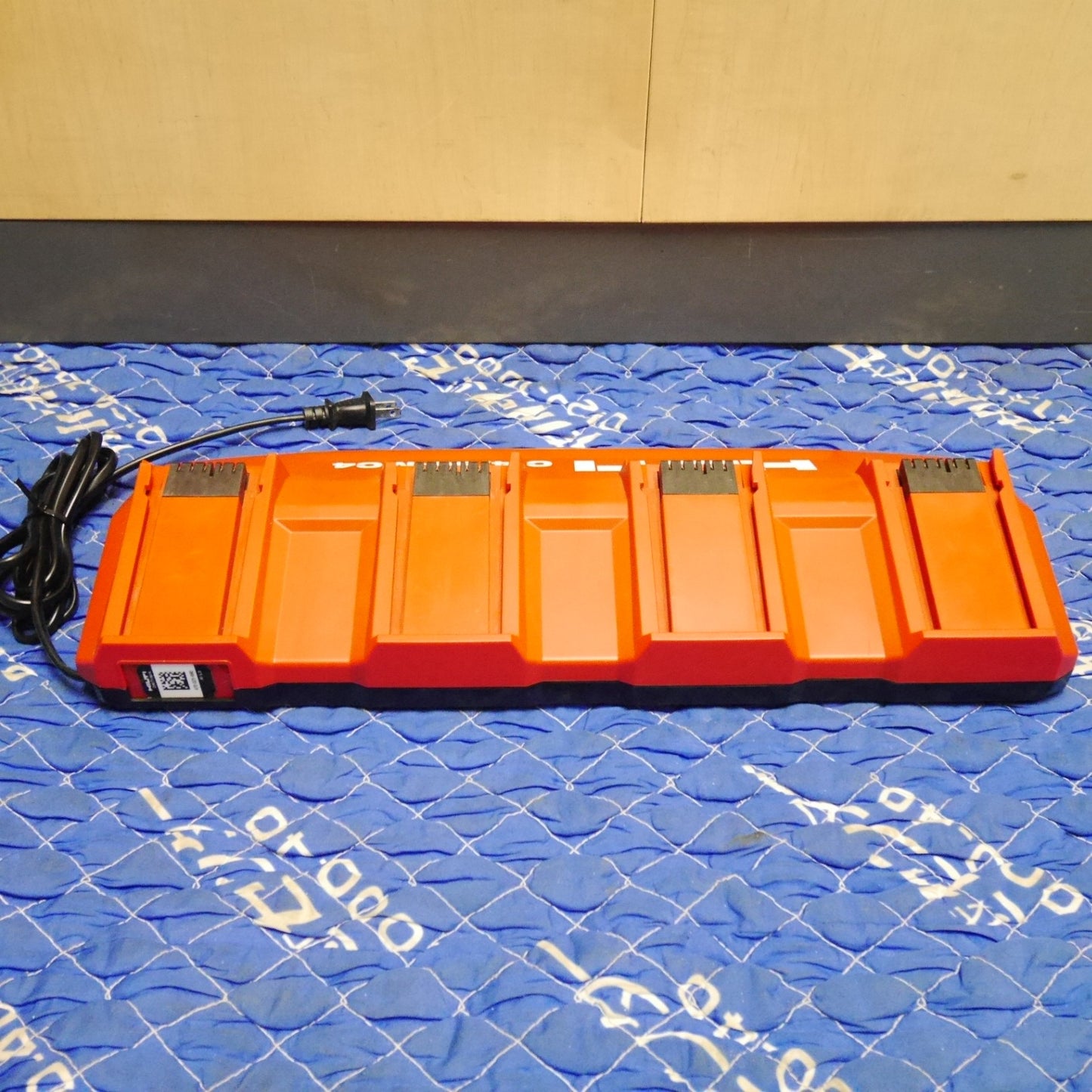 [送料無料] ☆HILTI ヒルティ マルチ チャージャー 4個口 充電器 C4/36-MC4 01 7.2V-36V 電動 工具に 100V③☆