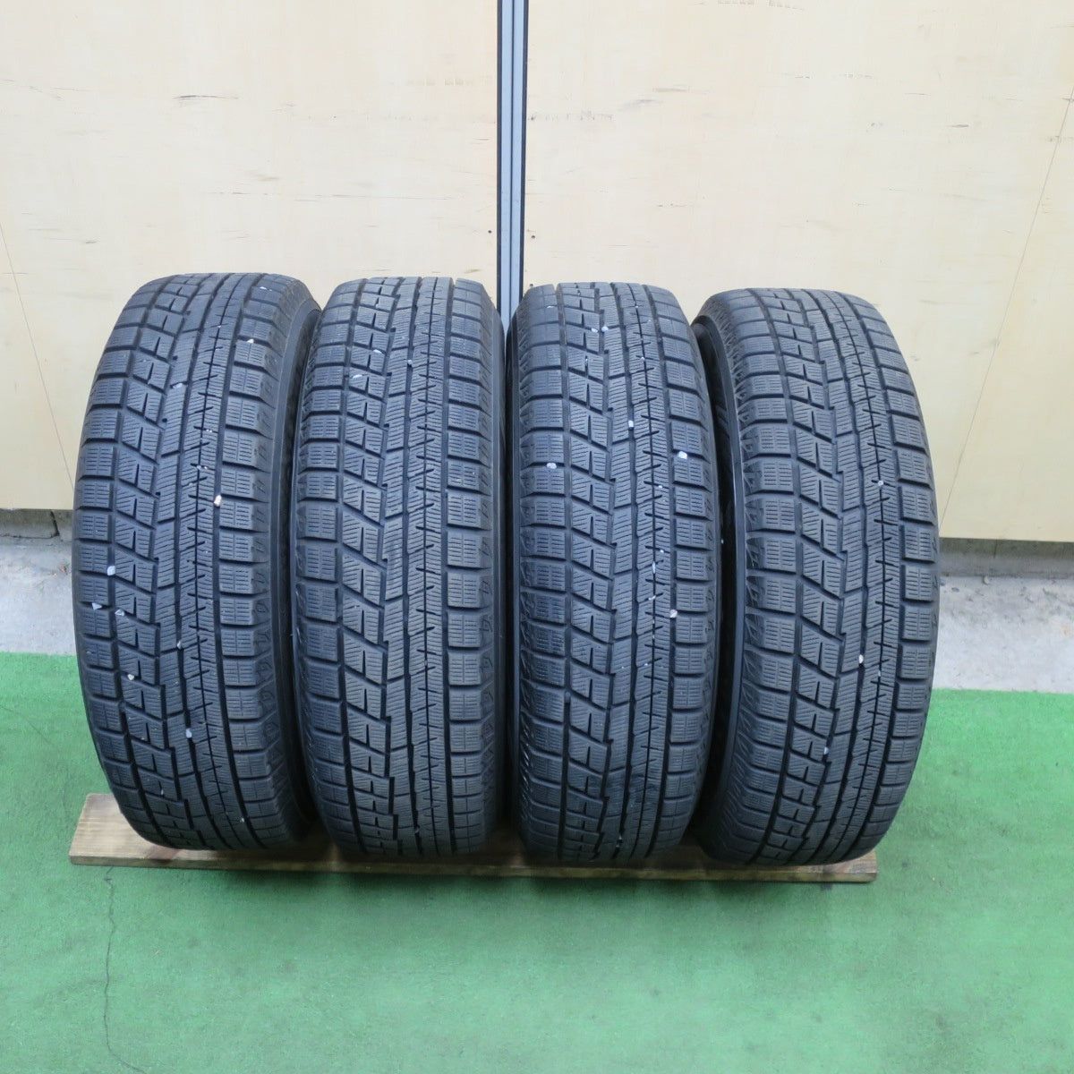 バリ溝！23年！キレイ！9.5分★スタッドレス 185/70R14 ヨコハマ アイスガード iG60 GRASS グラス 14インチ PCD100/4H★6021501TTス