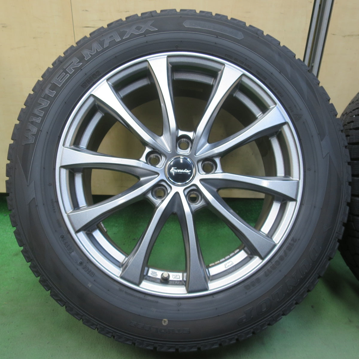 バリ溝！22年！キレイ！9.5分◎スタッドレス 215/60R17 ダンロップ ウインターマックス WM02 Exceeder エクシーダー 17インチ PCD114.3/5H◎6101201イス