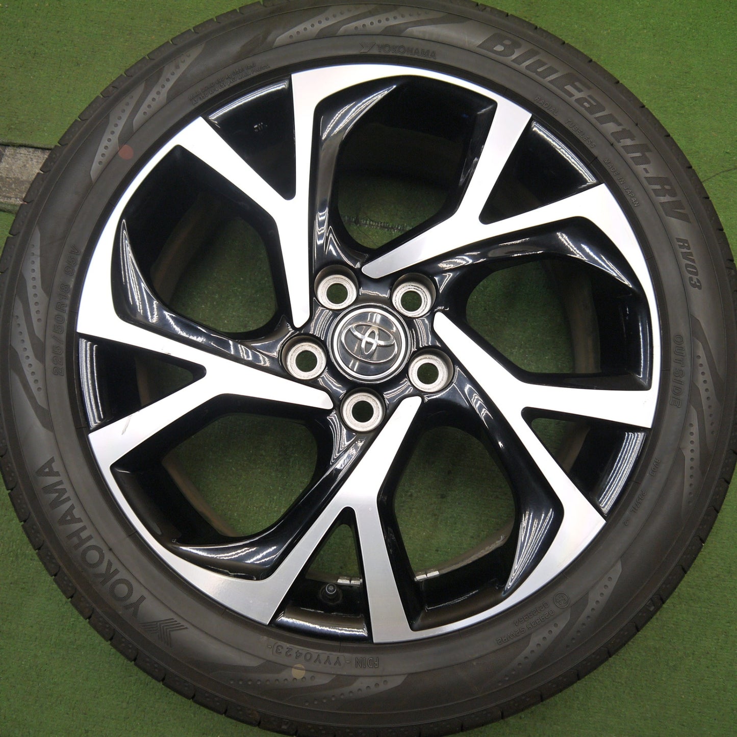 バリ溝！23年！9.5分★トヨタ CH-R 純正 225/50R18 ヨコハマ BluEarth-RV RV03 18インチ CHR PCD114.3/5H★5072802Hノ