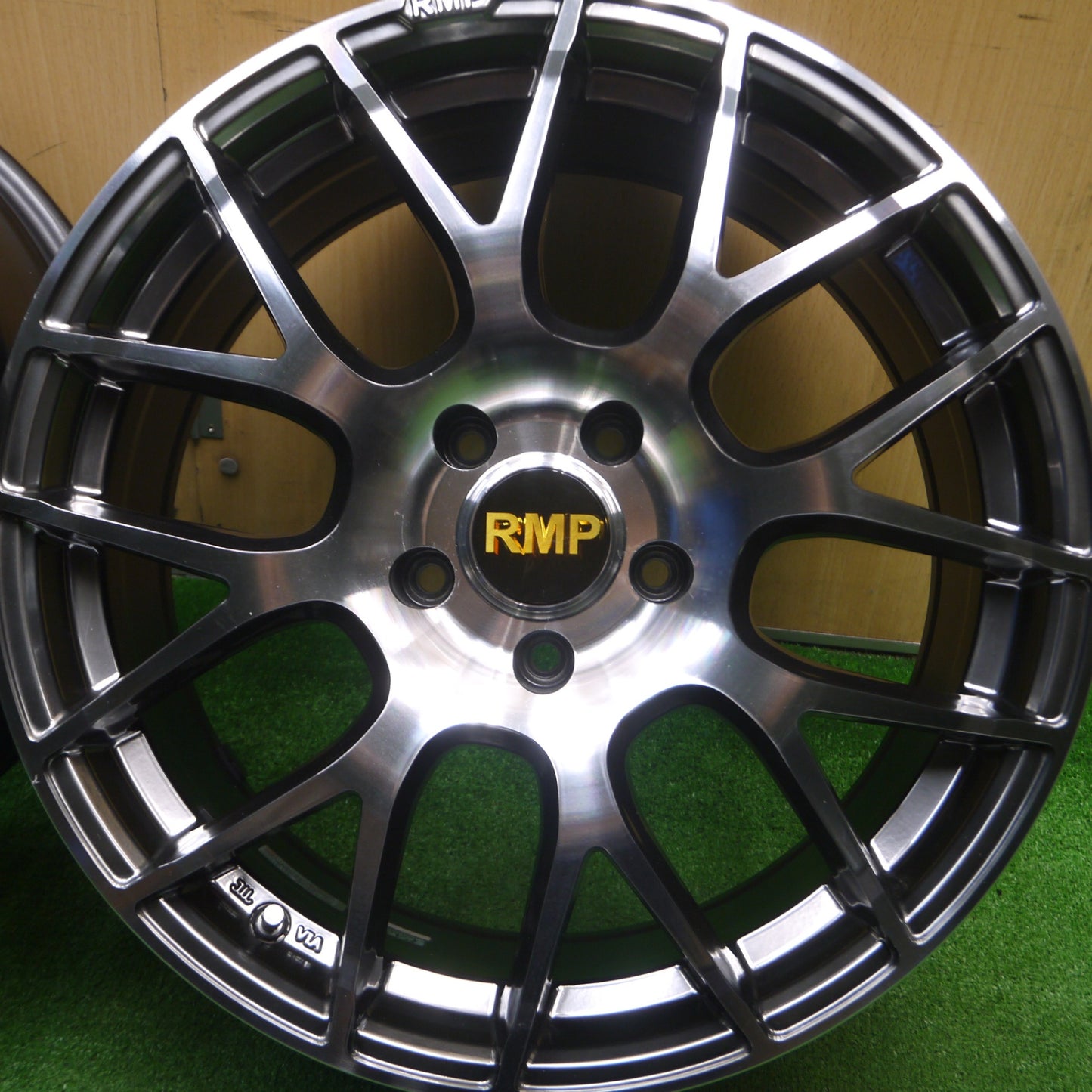[送料無料] キレイ★RMP 028F 18インチ ホイール 18×8.0J PCD114.3/5H★4110105Hホ