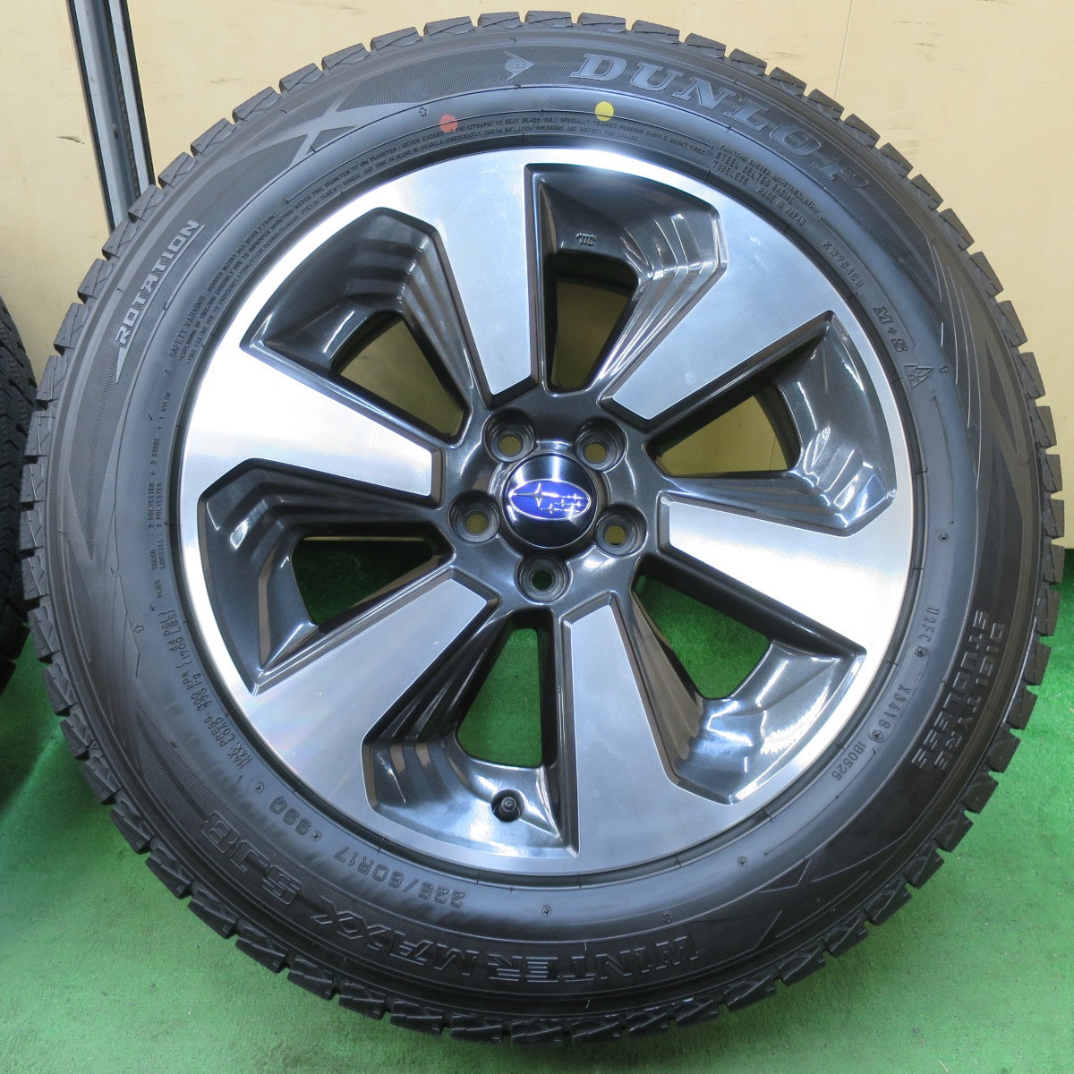 [送料無料] バリ溝！キレイ！9分★スバル SJ系 フォレスター 純正 225/60R17 スタッドレス ダンロップ ウインターマックス SJ8 17インチ PCD100/5H★5022407イス