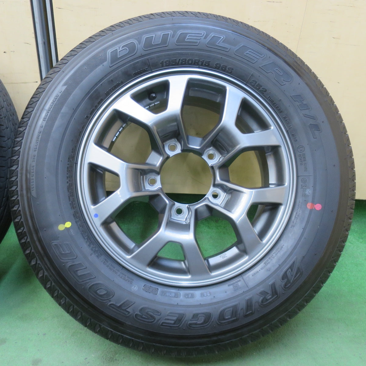 新車外し！25年★スズキ JB74W ジムニー シエラ 純正 195/80R15 ブリヂストン デューラー H/L 852 DUELER 15インチ PCD139.7/5H★6021902イノ