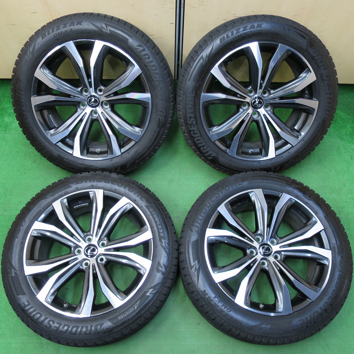 *送料無料* センサー付！バリ溝！キレイ！8.5分★レクサス RX450h バージョンL 純正 235/55R20 スタッドレス ブリヂストン ブリザック DM-V3 PCD114.3/5H★4061303イス