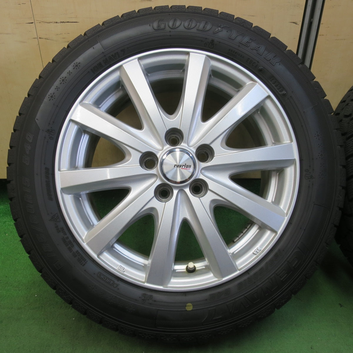バリ溝！キレイ！9分★シエンタ 等 185/60R15 スタッドレス グッドイヤー アイスナビ7 ravrion RS01 ラブリオン 15インチ PCD100/5H★5050511イス
