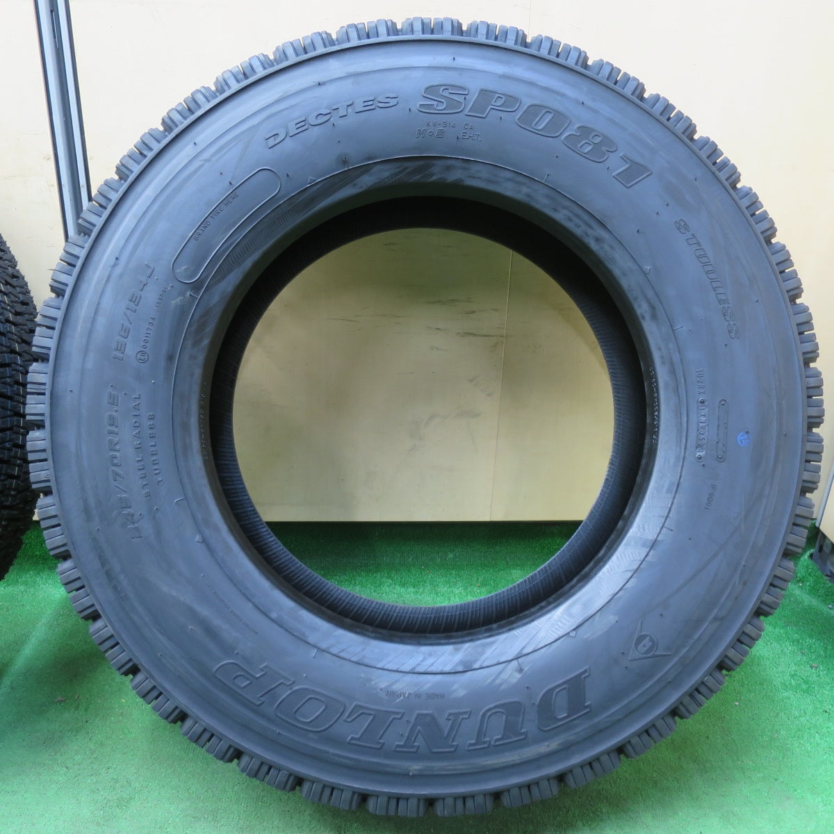 [送料無料] 未使用！24年★トラック タイヤ 245/70R19.5 136/134J スタッドレス ダンロップ デクテス SP081 DECTES 19.5インチ★4111805イスタ