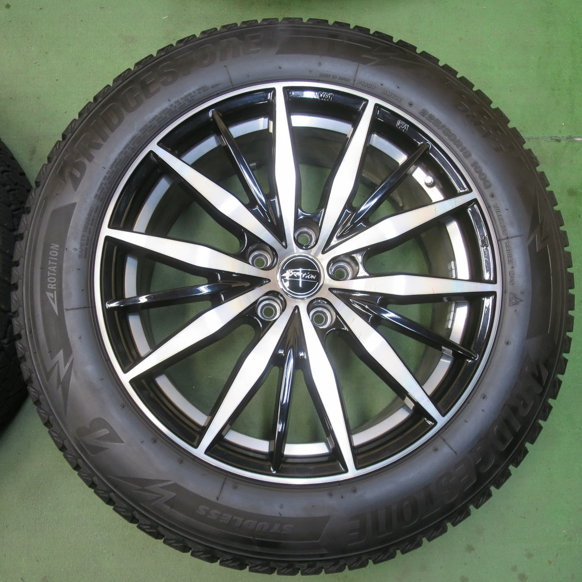 バリ溝！キレイ！9.5分★スタッドレス 225/60R18 ブリヂストン ブリザック DM-V3 F-Direction WF10 Fディレクション 18インチ PCD114.3/5H★6042307イス