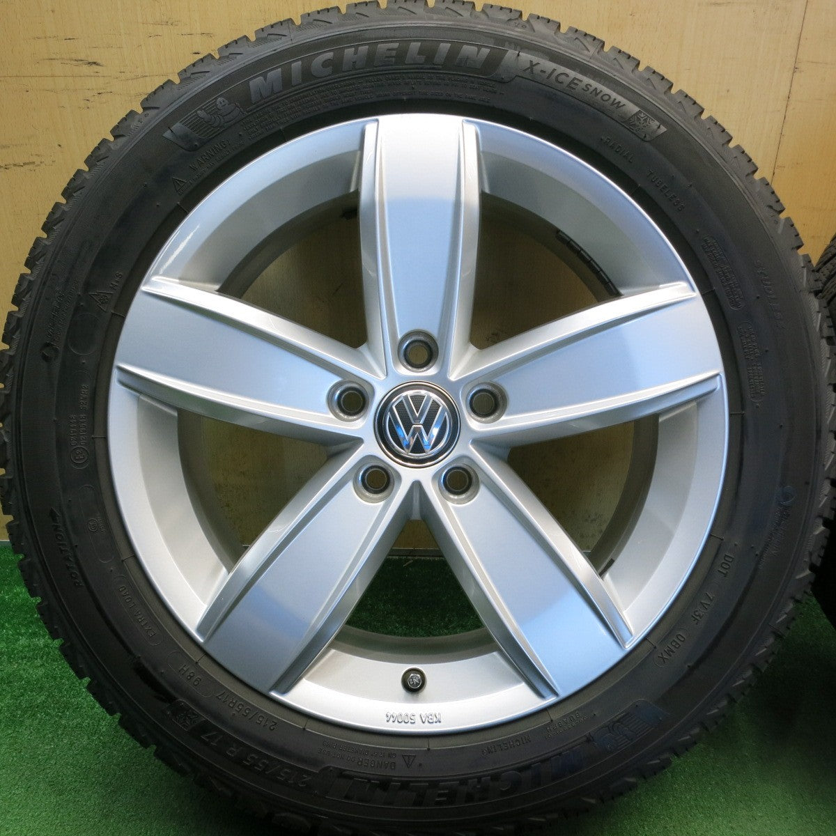 バリ溝！22年！キレイ！9分◎ワーゲン コルヴァーラ 純正 215/55R17 スタッドレス ミシュラン X-ICE SNOW 17インチ PCD112/5H◎6072301HAス