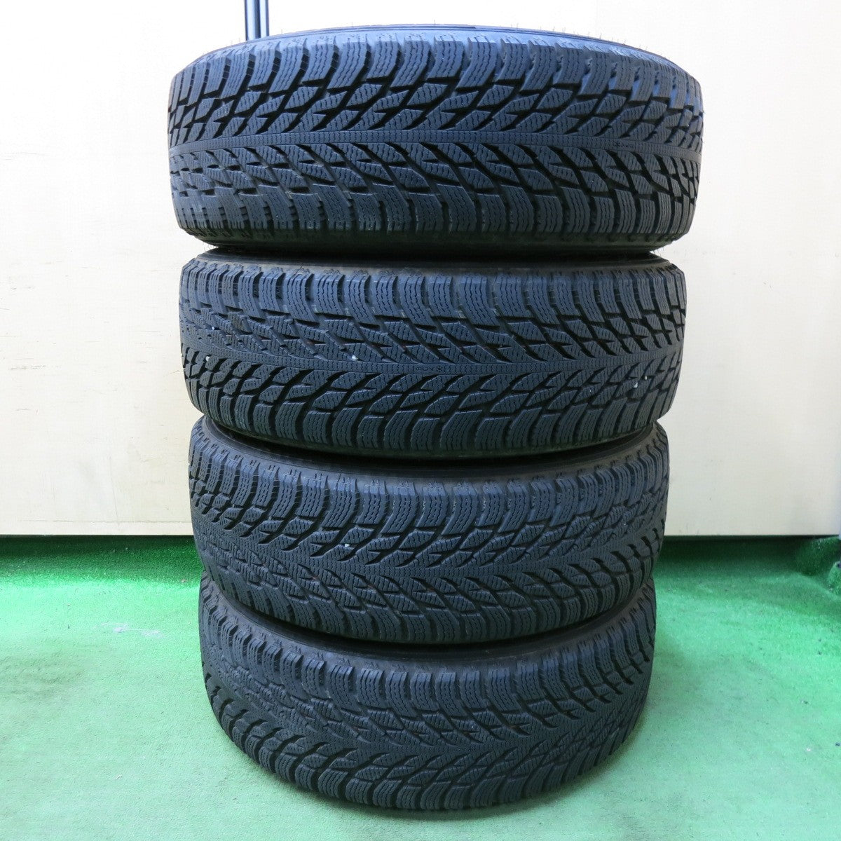 [送料無料] バリ溝！22年！キレイ！ほぼ10分★スタッドレス 225/65R17 ノキアン ハッカペリッタ R3 SUV TIRADO Eta LA STRADA 阿部商会 17インチ PCD114.3/5H★4121105SYス