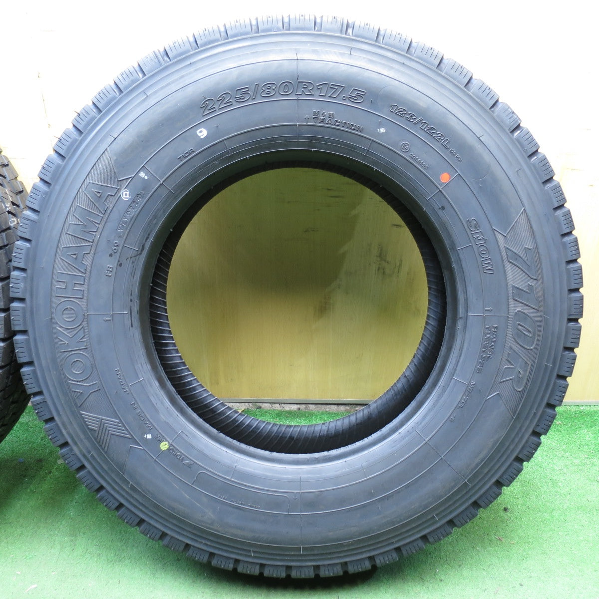 *送料無料* 未使用！24年★トラック タイヤ 225/80R17.5 123/122L ヨコハマ 710R ミックス 17.5インチ★4033012KKスタ