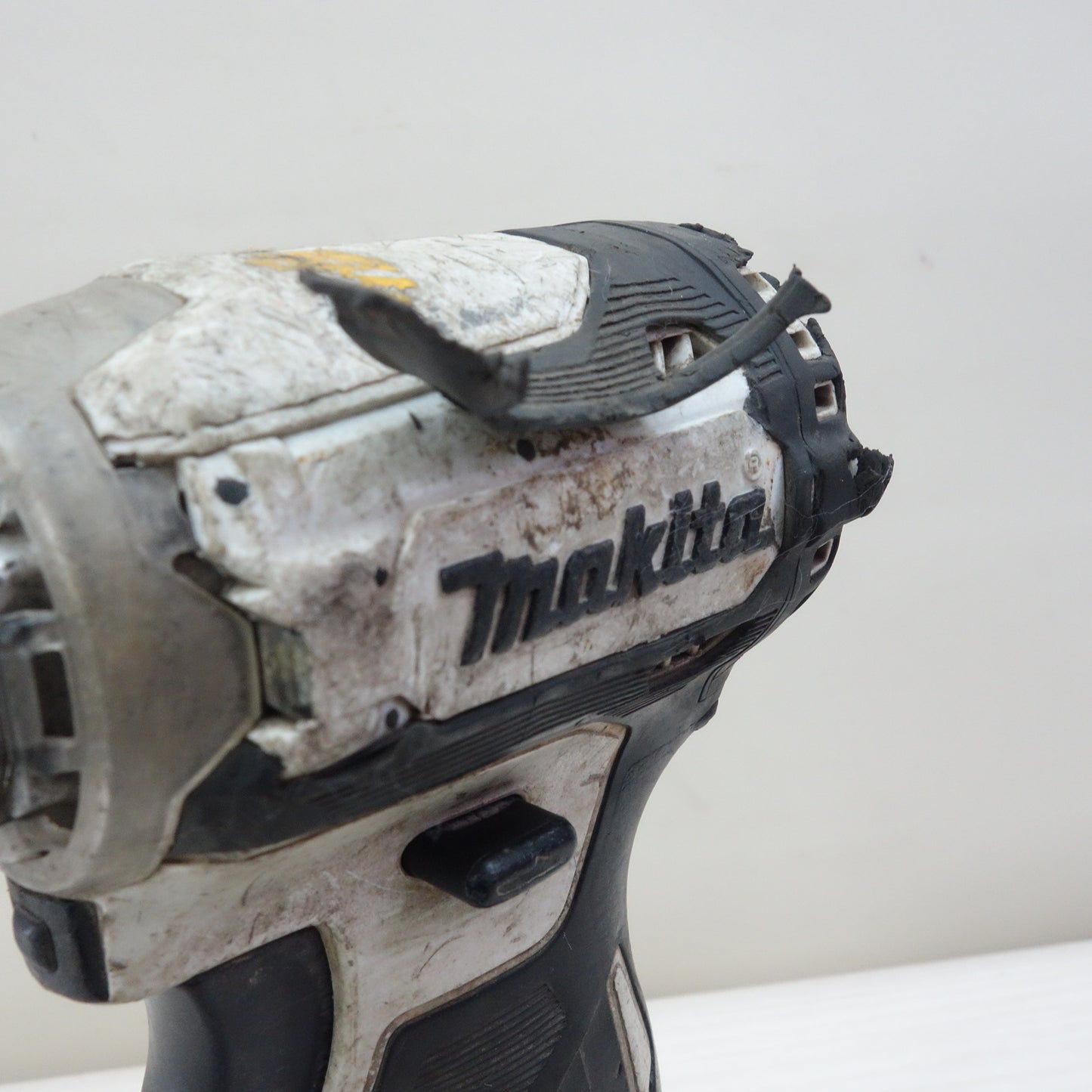 [送料無料] ☆マキタ 充電式 インパクト ドライバ 18V TD171D バッテリー 付き 電動 工具☆