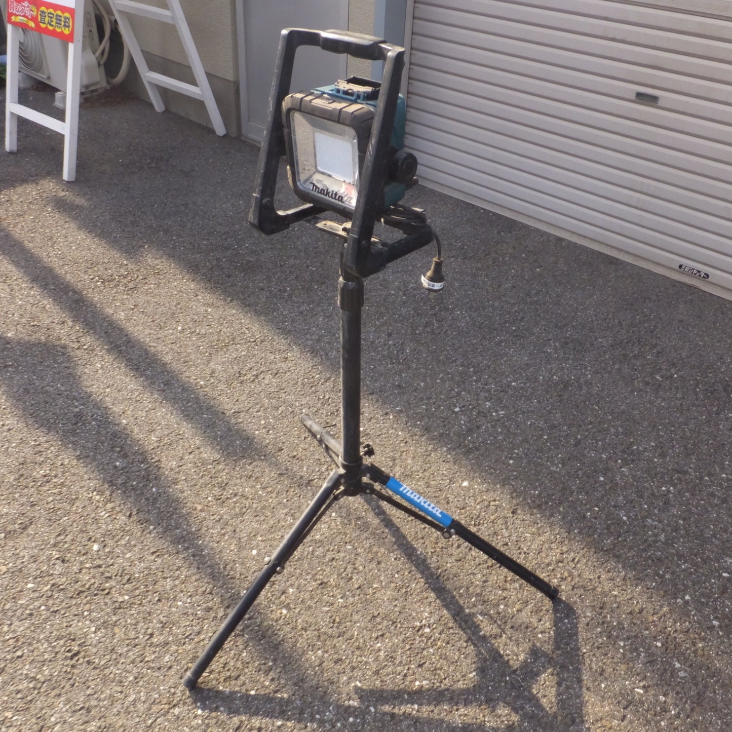 [送料無料] ★マキタ makita 充電式LEDスタンドライト ML805 AC100V 14.4V/18V 本体のみ　三脚 セット★