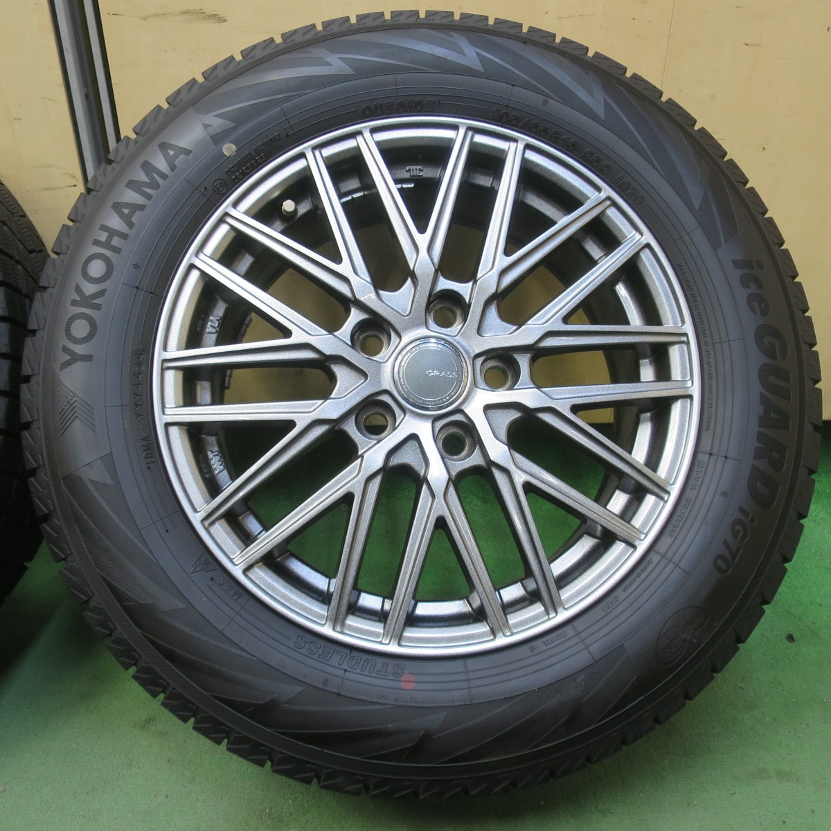バリ溝！24年！キレイ！9.5分◎スタッドレス 205/65R16 ヨコハマ アイスガード iG70 GRASS グラス 16インチ PCD114.3/5H◎6102007イス
