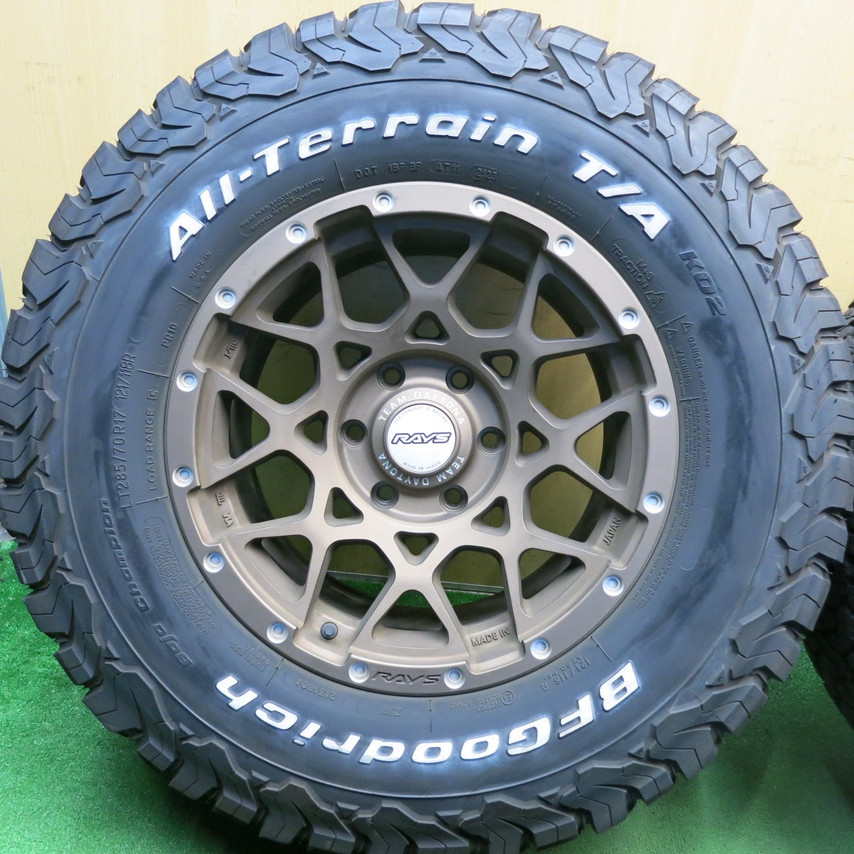 バリ溝！23年！キレイ！9.5分◎RAYS TEAM DAYTONA M8 285/70R17 121/118R BFグッドリッチ All-Terrain T/A KO2 レイズ チーム デイトナ 17インチ PCD139.7/6H◎6092001HAノ