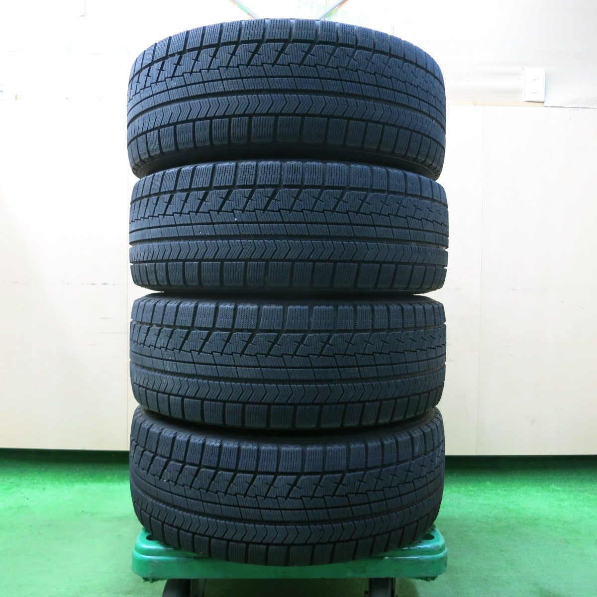 *送料無料* センサー付！バリ溝！8.5分★レクサス GS 等 235/45R18 スタッドレス ブリヂストン ブリザック VRX Lefinada レフィナーダ PCD114.3/5H★4042804イス