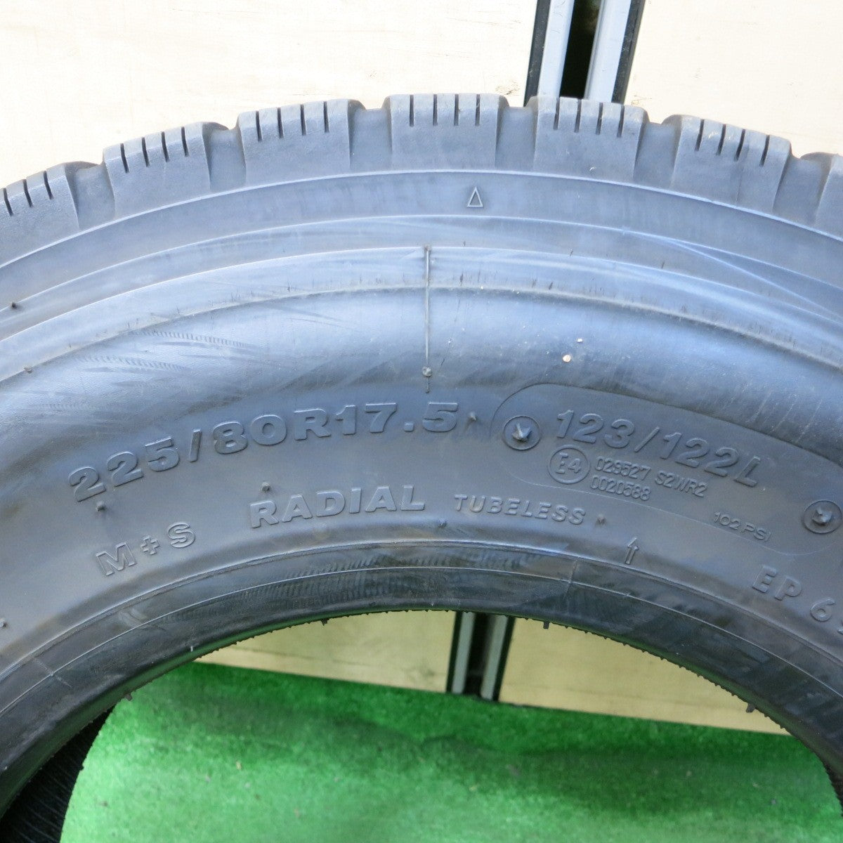 [送料無料] ほぼ未使用！22年★トラック タイヤ 225/80R17.5 123/122L ブリヂストン エコピア M801 Ⅱ ミックス オールシーズン 17.5インチ★5021002ナスタ