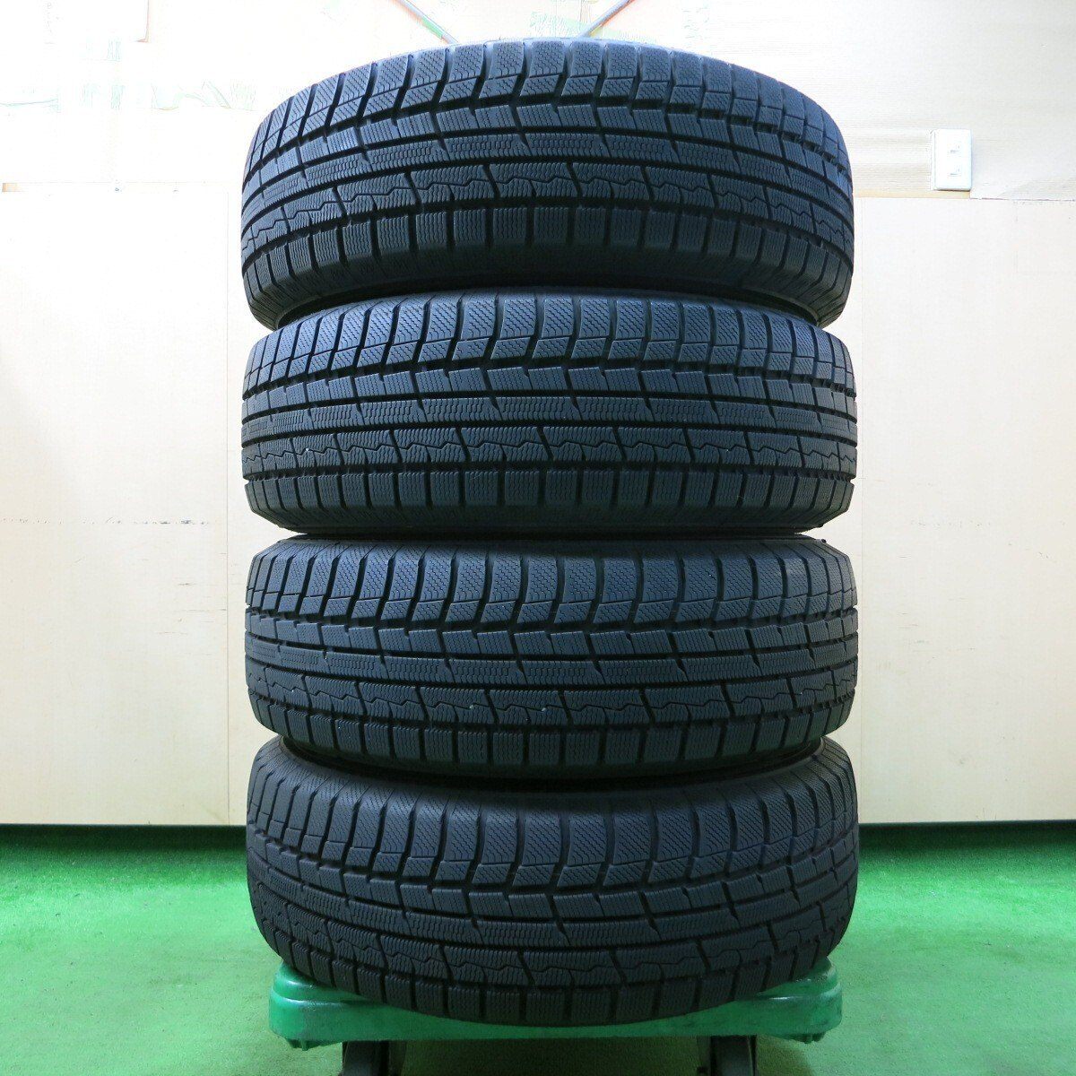 バリ溝！綺麗！9.5分★スタッドレス 215/70R16 トーヨー ウインタートランパス TX Exceeder PCD114.3/5H★4051706イス