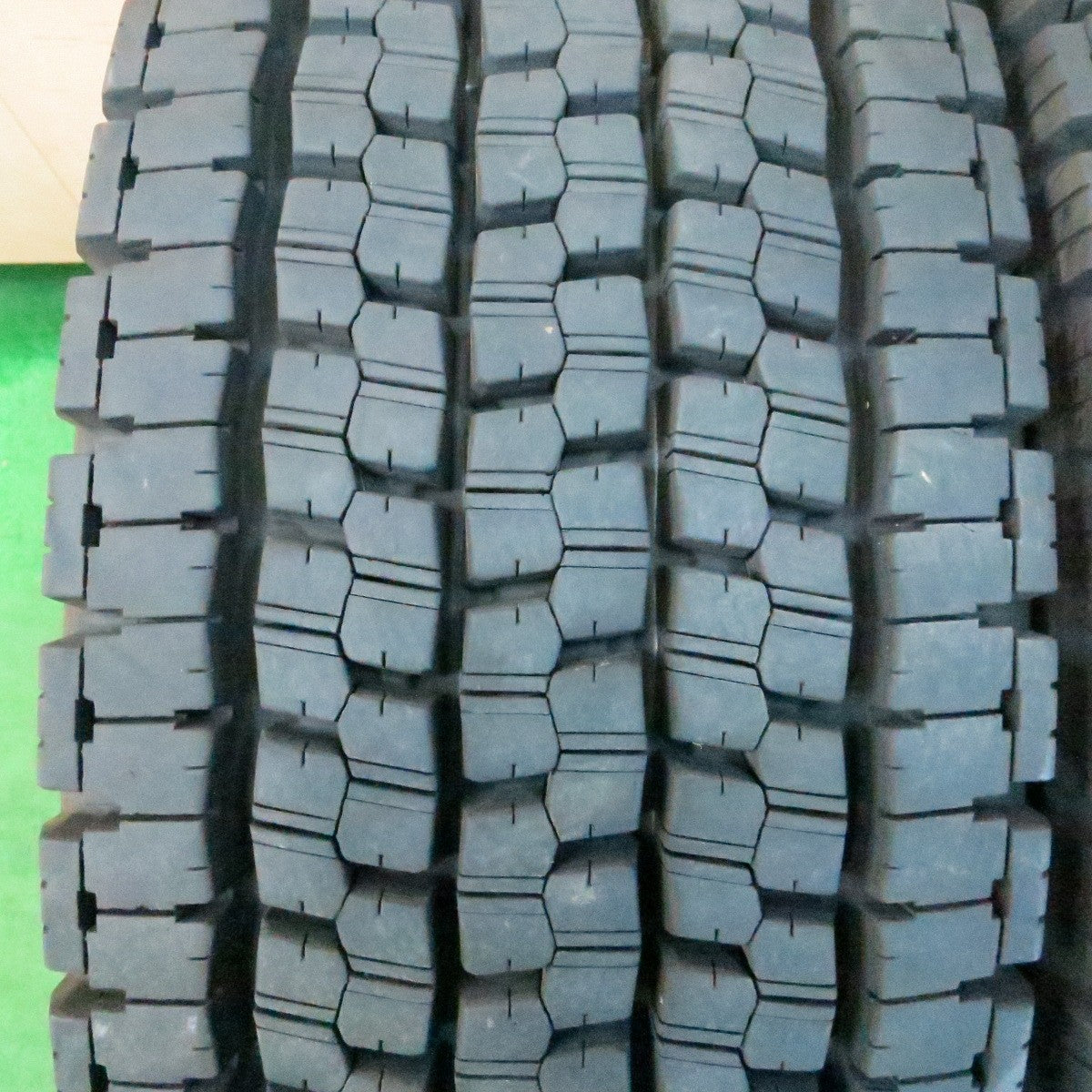 *送料無料* バリ溝！23年！9.5分以上★トラック タイヤ 245/70R19.5 136/134J スタッドレス ブリヂストン W999 19.5インチ★4050410ナス