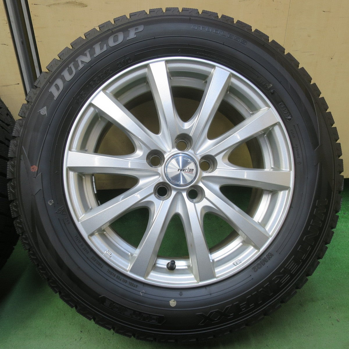 バリ溝！25年！キレイ！ほぼ10分◎プリウス 等 195/65R15 スタッドレス ダンロップ ウインターマックス WM02 ravrion RS01 ラブリオン 15インチ PCD100/5H◎6070803イス