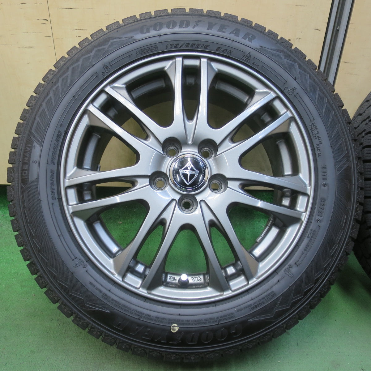 バリ溝！キレイ！9.5分★シエンタ 等 175/65R15 スタッドレス グッドイヤー アイスナビ8 VELVA ヴェルヴァ 15インチ PCD100/5H★6041602イス