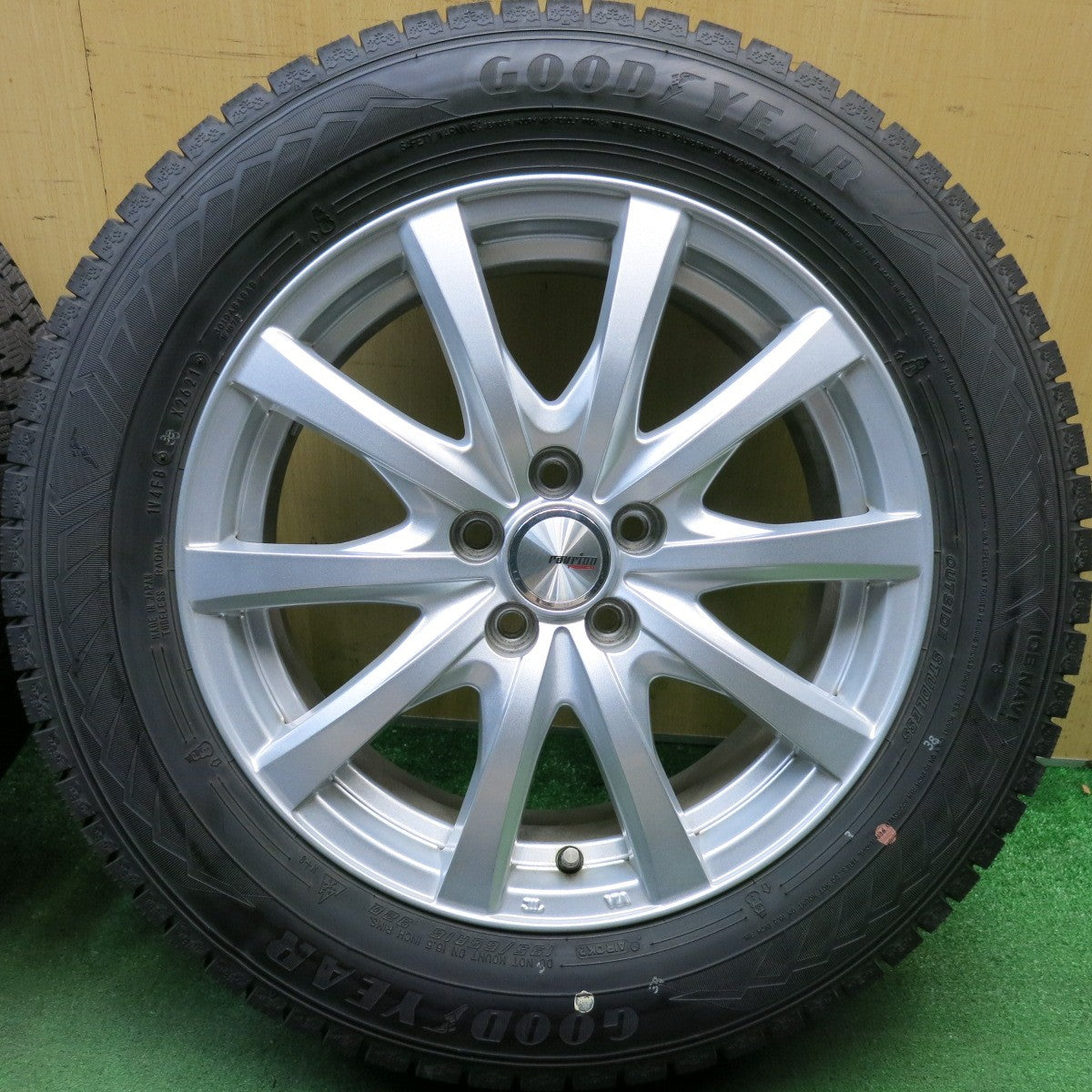 バリ溝！キレイ！9.5分◎ライズ ロッキー 等 195/65R16 スタッドレス グッドイヤー アイスナビ8 ravrion RS01 ラブリオン 16インチ PCD100/5H◎6092713HAス