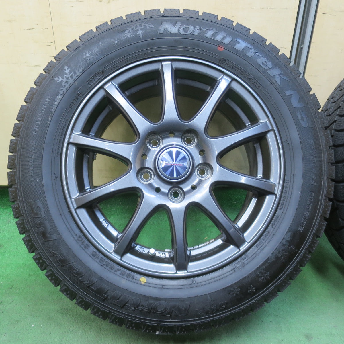 バリ溝！22年！キレイ！9.5分★スタッドレス 195/65R15 オートバックス ノーストレック N5 VELVA CHARGE ヴェルヴァ チャージ 15インチ PCD114.3/5H★6021702イス