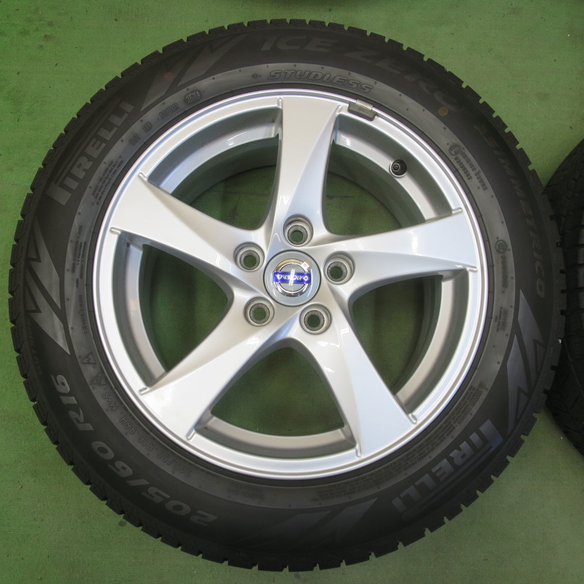 バリ溝！24年！9分★ボルボ V60 純正 205/60R16 スタッドレス ピレリ アイスゼロ アシンメトリコ 16インチ PCD108/5H★6042510イス