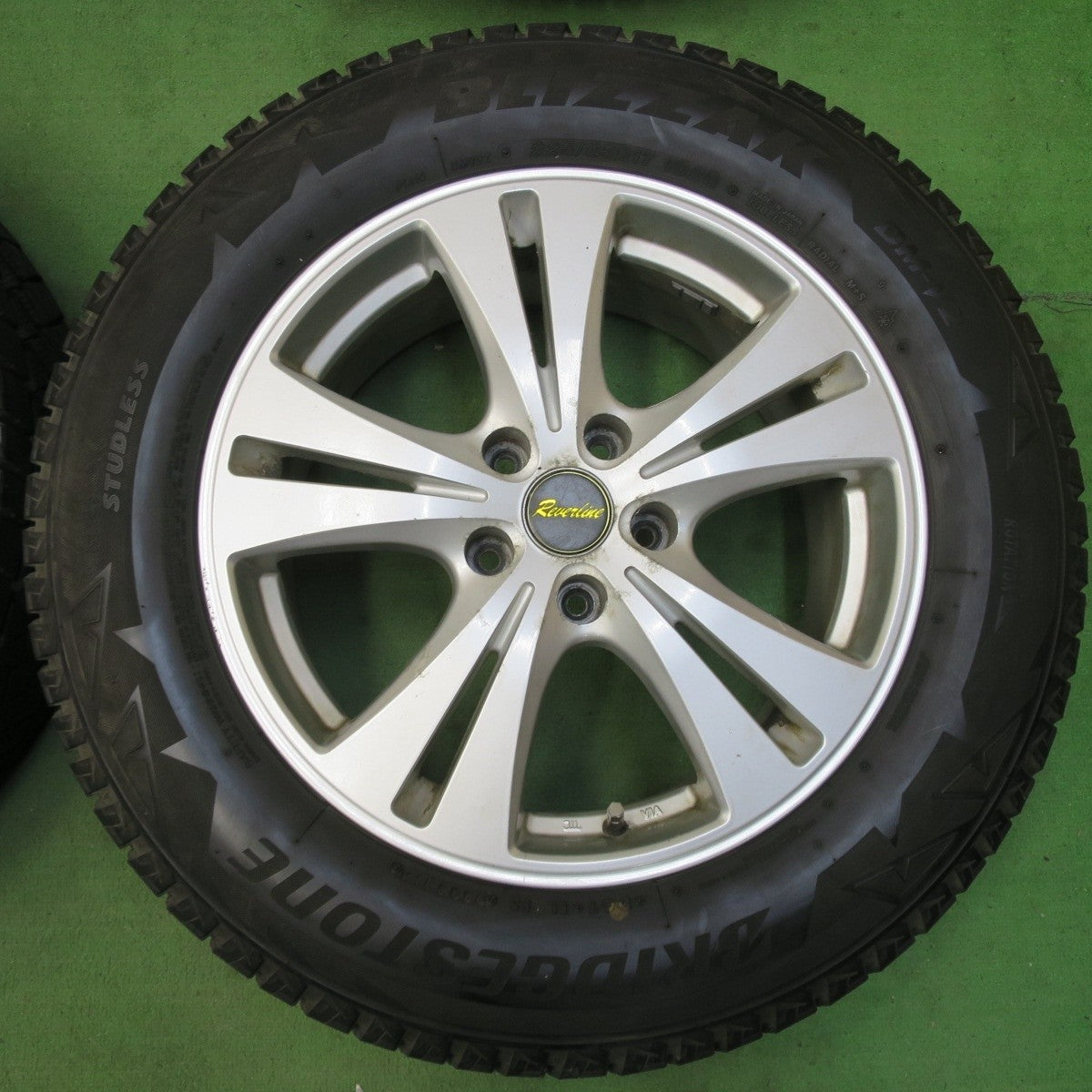 4本価格★スタッドレス 225/65R17 ブリヂストン ブリザック DM-V2 Reverline リバーライン 17インチ PCD114.3/5H★5032601イス