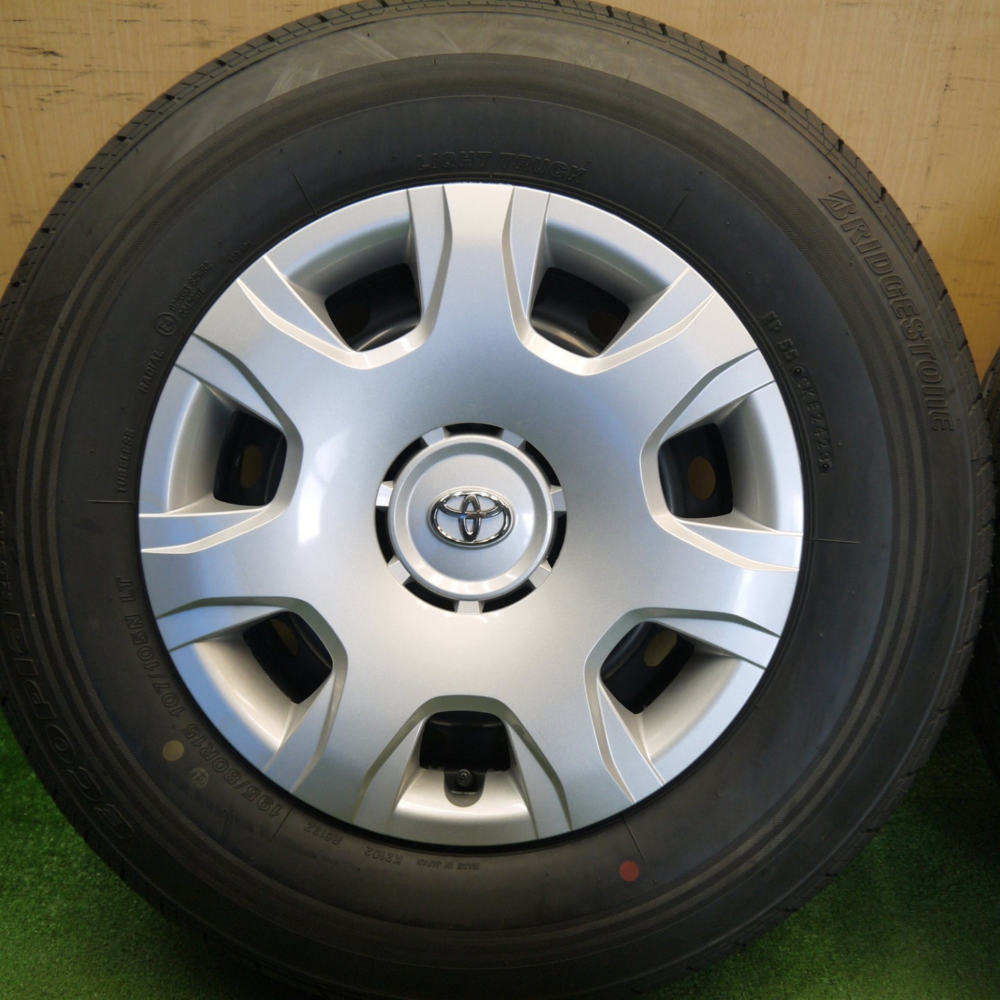 新車外し！23年★トヨタ 200系 ハイエース 純正 スチール 195/80R15 107/105N ブリヂストン エコピア RD613 15インチ PCD139.7/6H★6042706Hノ