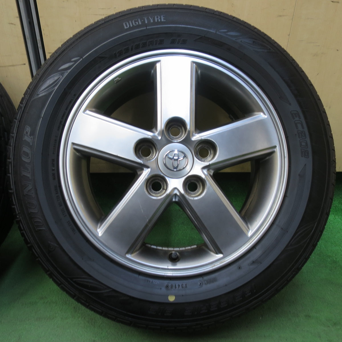 バリ溝！9.5分★トヨタ 60系 ノア ヴォクシー 純正 195/65R15 ダンロップ EC202 15インチ PCD114.3/5H★5103003イノ