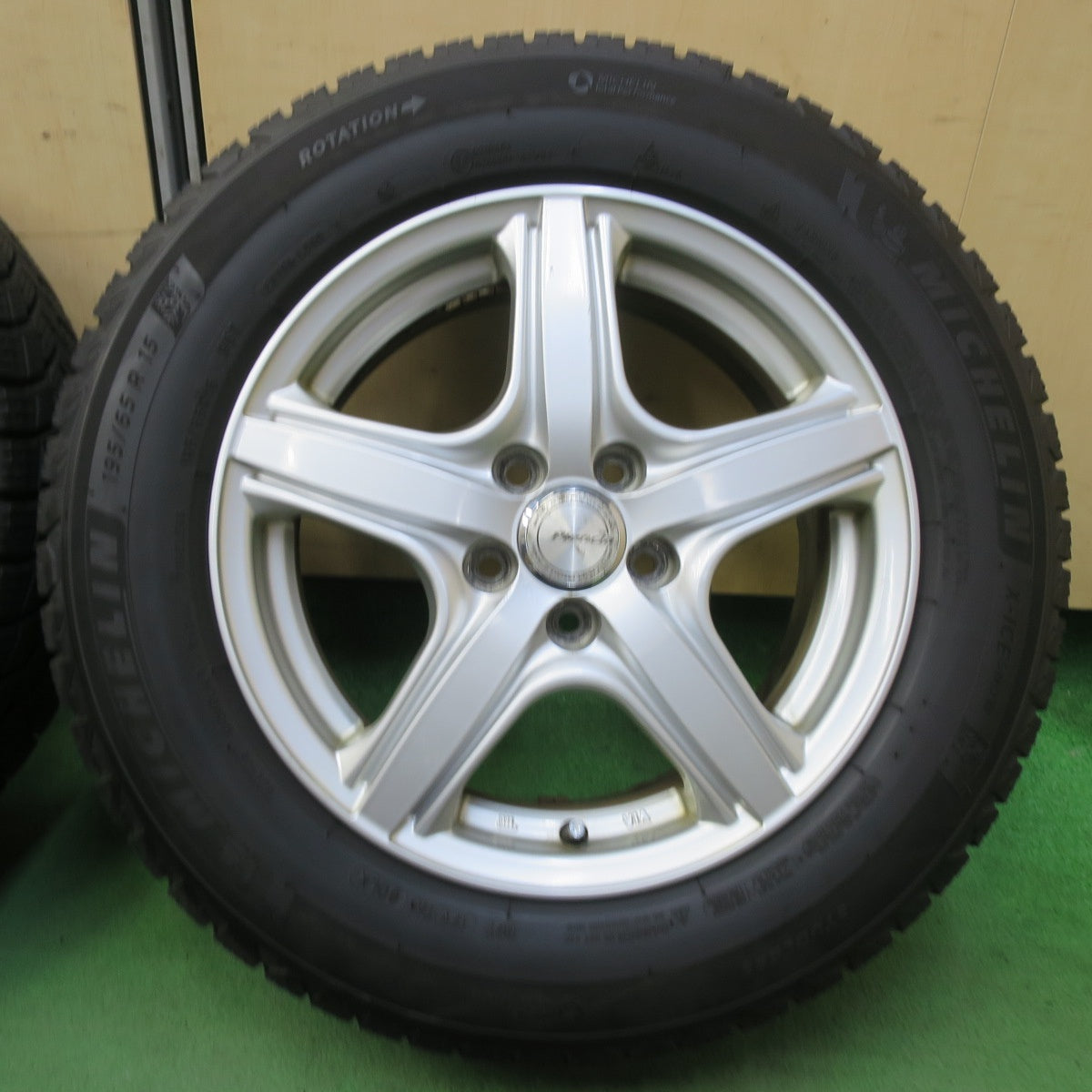 バリ溝！23年！9分★プリウス 等 195/65R15 スタッドレス ミシュラン X-ICE SNOW Plencia プレンシア 15インチ PCD100/5H★5100712イス