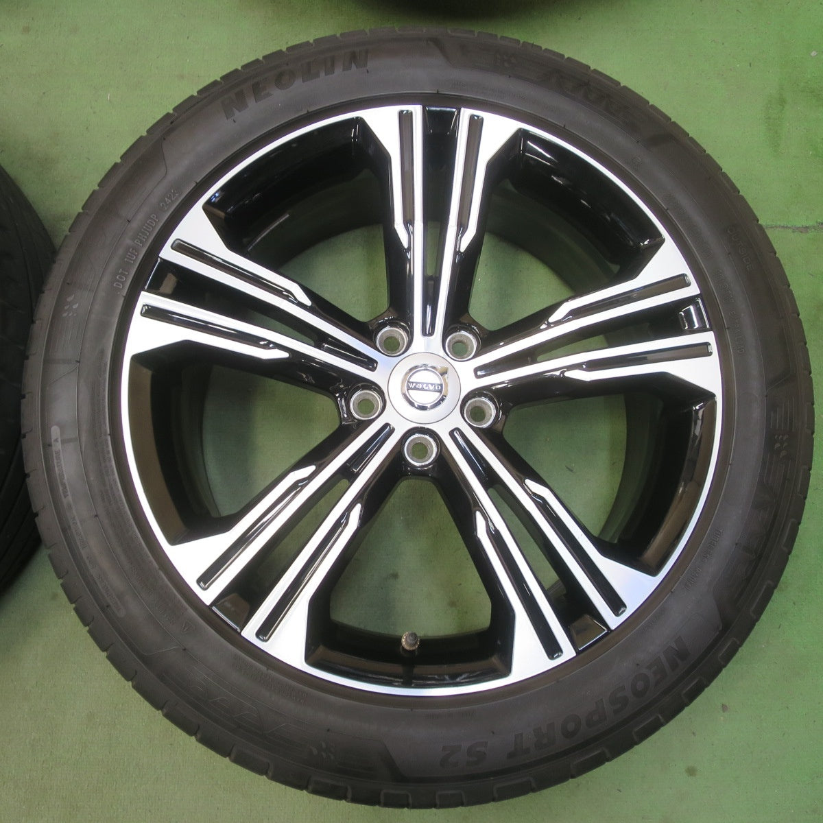 バリ溝！23年！キレイ！8.5分★ボルボ XC40 純正 235/50R19 ネオリン NEOSPORT S2 19インチ PCD108/5H★6052904イノ