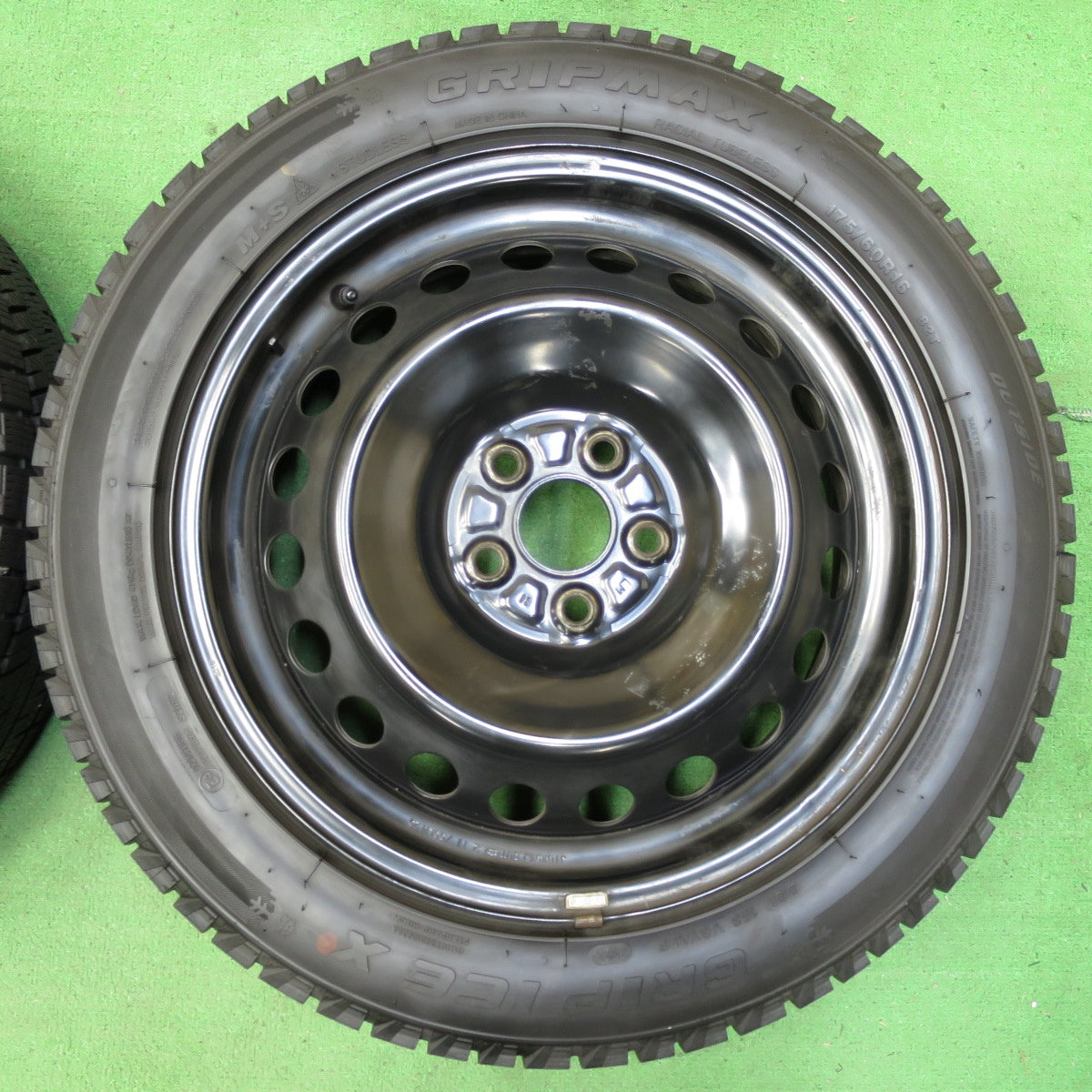 *送料無料* バリ溝！23年！9分★ラクティス 等 175/60R16 スタッドレス グリップマックス GRIP ICE X スチール 16インチ PCD100/5H★4072701イス