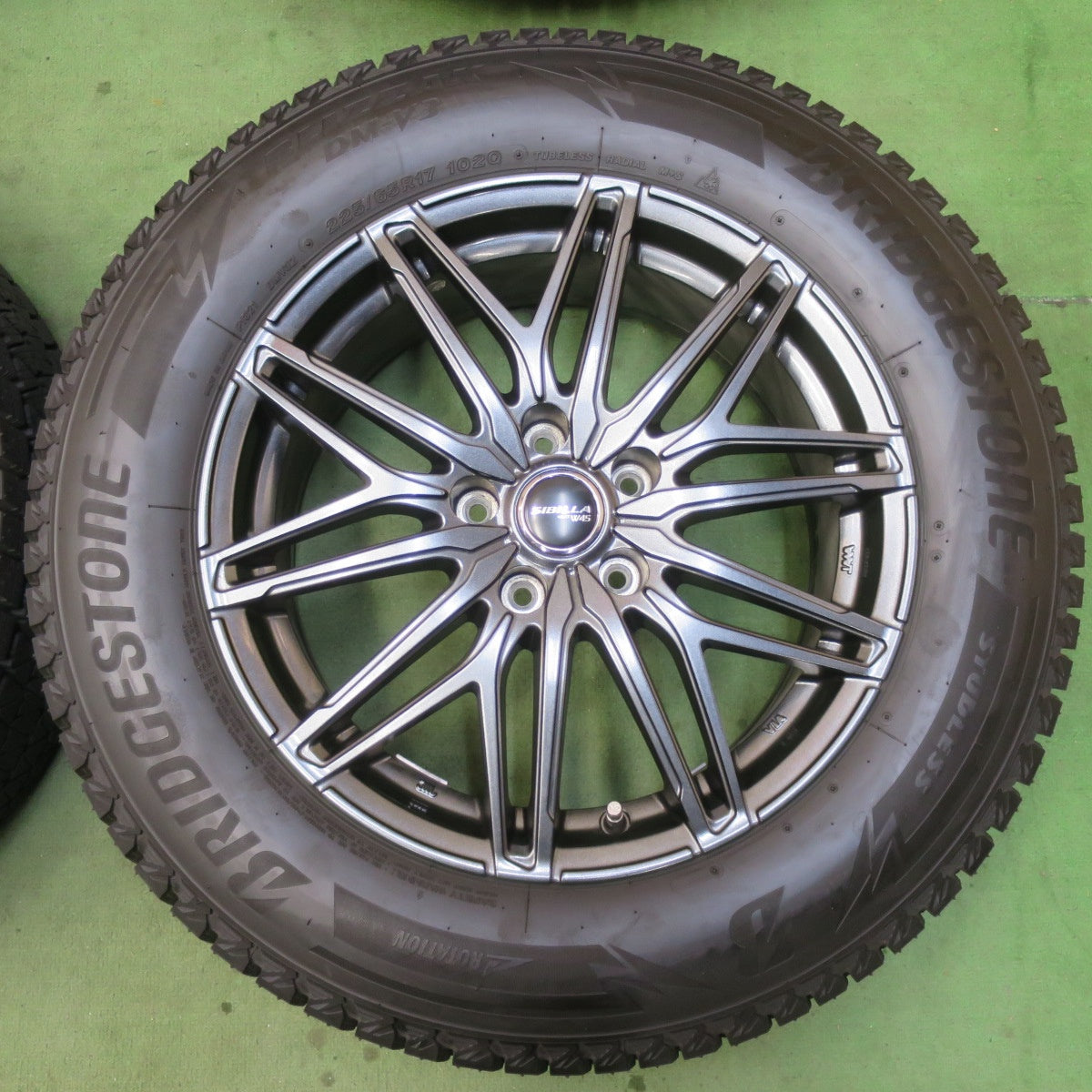 バリ溝！24年！キレイ！ほぼ10分★スタッドレス 225/65R17 ブリヂストン ブリザック DM-V3 SIBILLA NEXT W45 シビラ 17インチ PCD114.3/5H★6011205イス