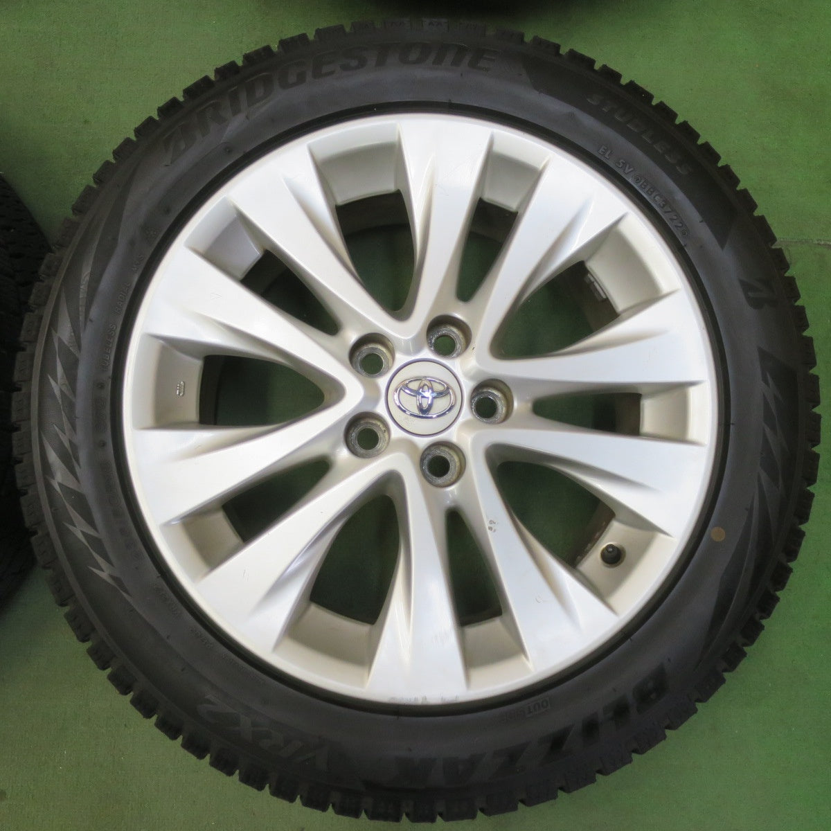 バリ溝！22年！9.5分★トヨタ 20系 アルファード ヴェルファイア 純正 235/50R18 スタッドレス ブリヂストン ブリザック VRX2 18インチ PCD114.3/5H★5110810イス