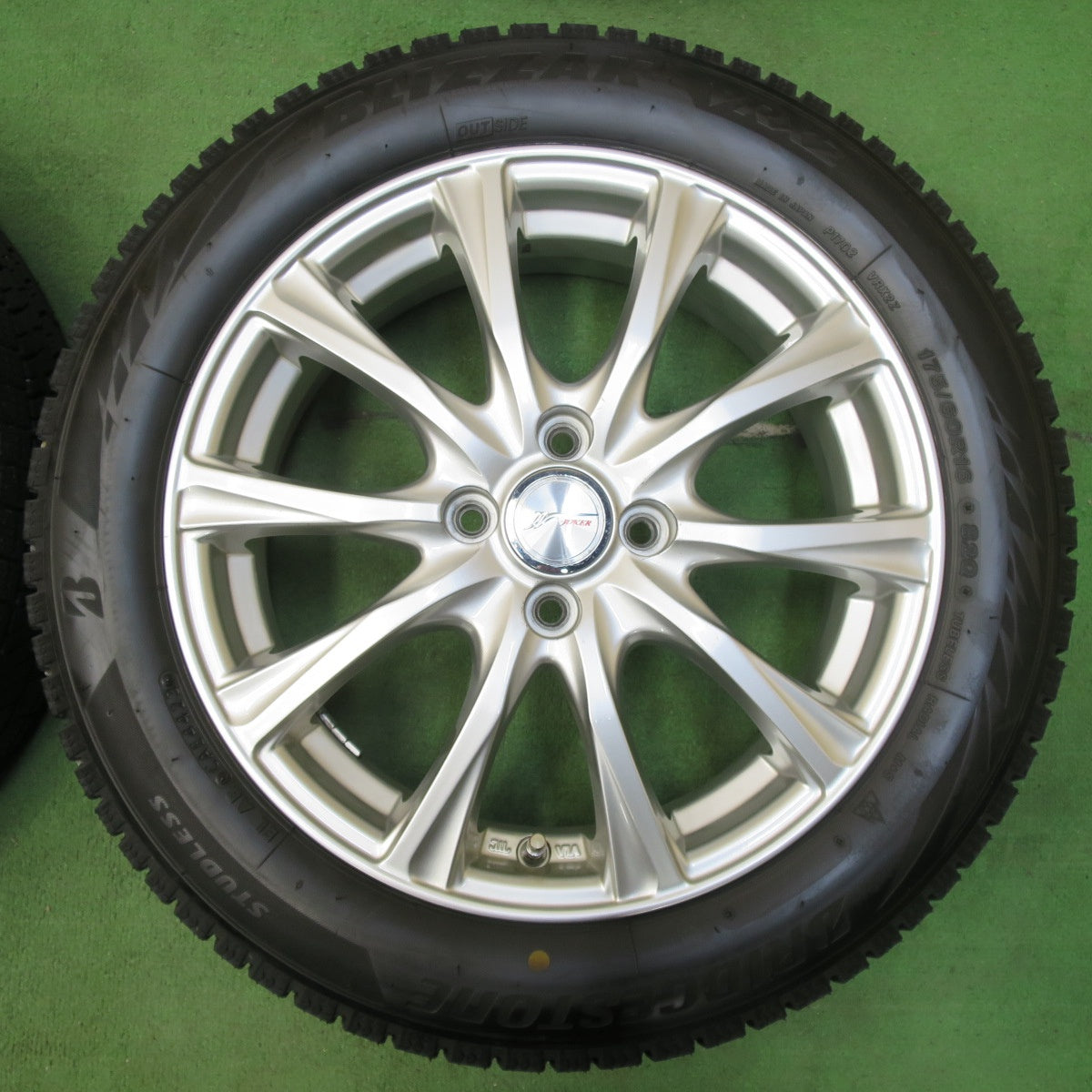 [送料無料] バリ溝！23年！キレイ！ほぼ10分★スタッドレス 175/60R16 ブリヂストン ブリザック VRX2 JOKER ジョーカー 16インチ PCD100/4H★5011805イス