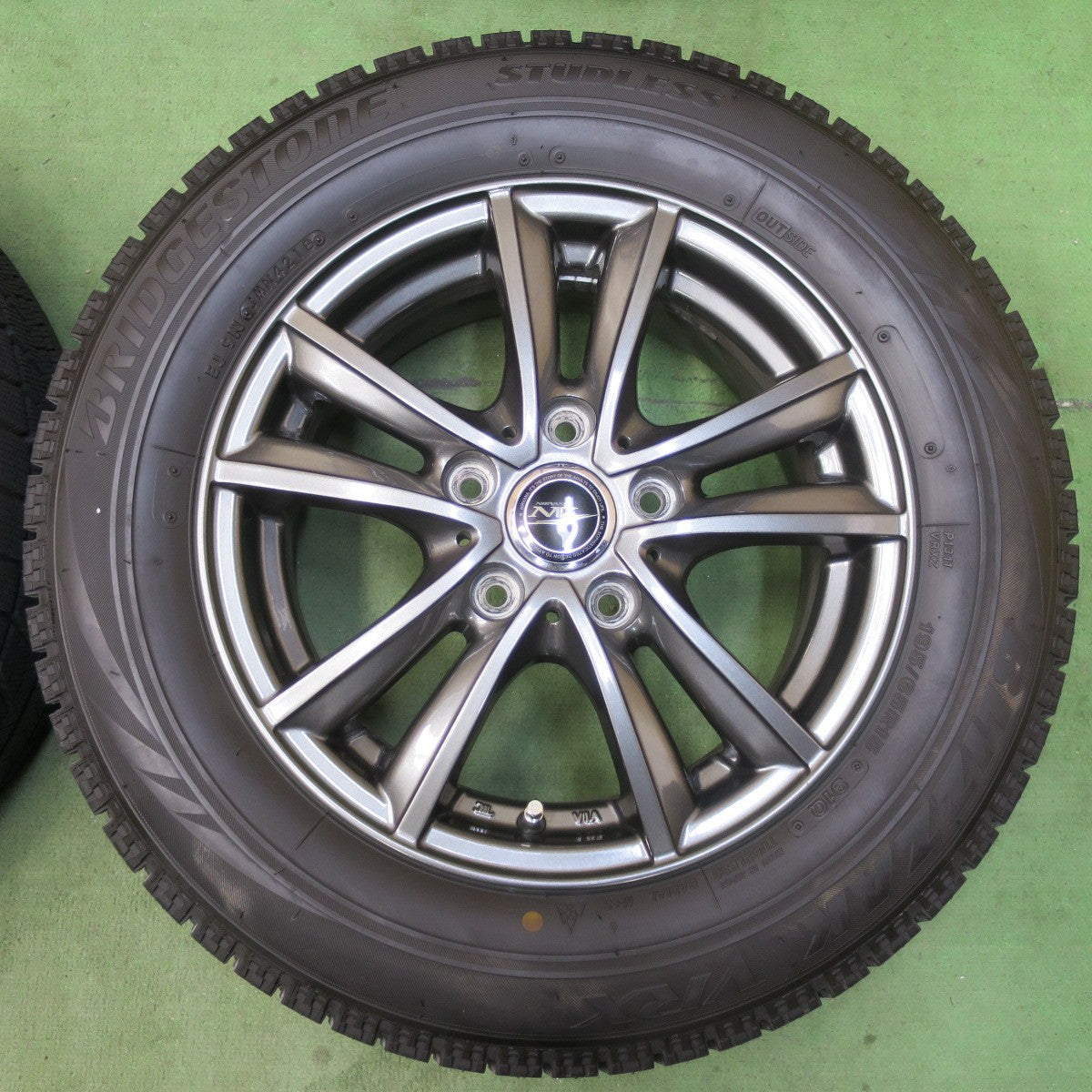 バリ溝！キレイ！ほぼ10分★スタッドレス 195/65R15 ブリヂストン ブリザック VRX NIRVANA NV ニルバーナ ニルヴァーナ 15インチ PCD114.3/5H★5122908イス